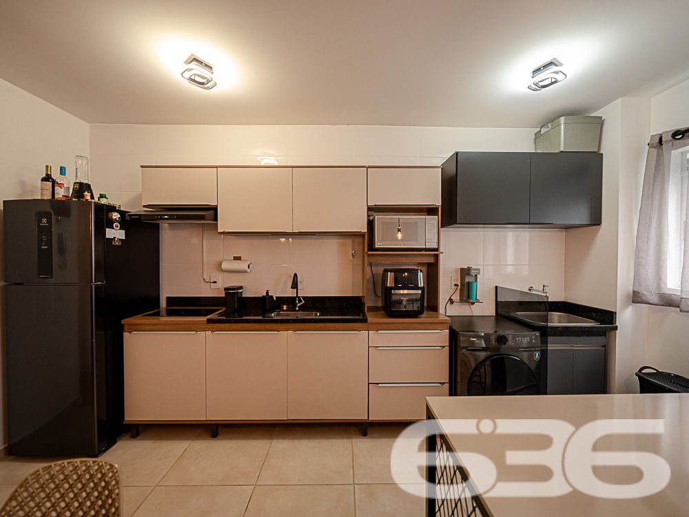 Excelente oportunidade de adquirir um apartamento moderno, situado no desejado bairro Saguaçu, Joinville, SC. Este imóvel é ideal para quem busca conforto, praticidade e uma excelente localização.
Destaques do Imóvel:
Composição: 2 dormitórios, sala de estar e jantar integradas, cozinha planejada, banheiro social, área de serviço e sacada com churrasqueira. A distribuição inteligente dos espaços proporciona um ambiente acolhedor e funcional.
Cozinha Moderna: Cozinha planejada com armários sob medida, integrada com a área de serviço. Ideal para quem valoriza praticidade e estilo.
Sala de Estar: Ampla sala de estar integrada com a sala de jantar, perfeita para momentos de descontração e convívio com a família e amigos. Decoração moderna, com espaço bem aproveitado e iluminação aconchegante.
Dormitórios: Dois dormitórios confortáveis.
Banheiro Social: Banheiro moderno com box de vidro e armário planejado, oferecendo praticidade no dia a dia.
Área de Lazer: O condomínio oferece estrutura de lazer completa com piscina, quiosque, banheiros e churrasqueira, proporcionando momentos de lazer e diversão para toda a família.
Vaga de Garagem: 1 vaga de garagem coberta, oferecendo segurança e comodidade.
Localização Privilegiada: O bairro Saguaçu é conhecido por sua tranquilidade e excelente infraestrutura. Próximo a escolas, supermercados, farmácias e diversas opções de serviços, você terá tudo o que precisa a poucos minutos de casa. A rua é pavimentada e de fácil acesso, facilitando o deslocamento para outras regiões da cidade.
Diferenciais:
Ambientes modernos e bem decorados
Acabamentos de alta qualidade
Projeto arquitetônico que valoriza a funcionalidade e o conforto
Condomínio com estrutura de lazer completa
Não perca a oportunidade de morar em um imóvel que reúne tudo o que você sempre sonhou: localização estratégica, conforto e qualidade de vida. Agende agora mesmo a sua visita e venha se encantar com este apartamento!
636 NEGÓCIOS IMOBILIÁRIOS: A SUA MELHOR ESCOLHA
Com mais de 30 anos de experiência, a 636 Negócios Imobiliários é sua parceira ideal para encontrar o imóvel perfeito. Estamos prontos para ajudá-lo a fazer deste imóvel o seu novo lar.
Telefone: (47) 3451-0636
WhatsApp: (47) 99190-0636
Não perca esta oportunidade única. Visite nosso site para mais informações: i636.com.br