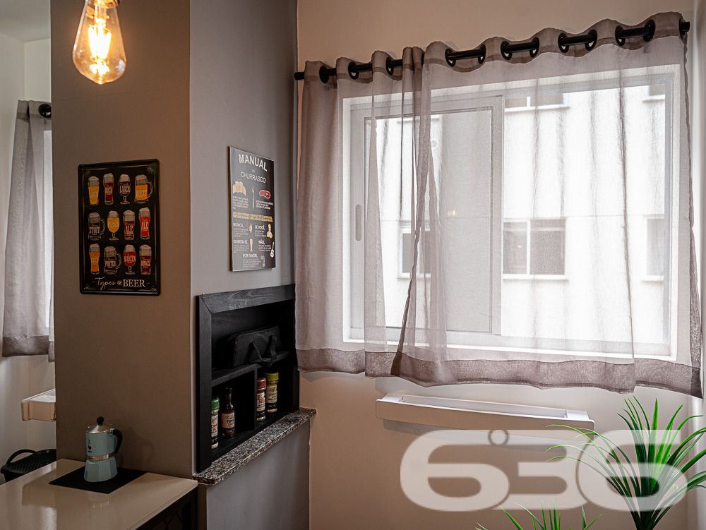 Excelente oportunidade de adquirir um apartamento moderno, situado no desejado bairro Saguaçu, Joinville, SC. Este imóvel é ideal para quem busca conforto, praticidade e uma excelente localização.
Destaques do Imóvel:
Composição: 2 dormitórios, sala de estar e jantar integradas, cozinha planejada, banheiro social, área de serviço e sacada com churrasqueira. A distribuição inteligente dos espaços proporciona um ambiente acolhedor e funcional.
Cozinha Moderna: Cozinha planejada com armários sob medida, integrada com a área de serviço. Ideal para quem valoriza praticidade e estilo.
Sala de Estar: Ampla sala de estar integrada com a sala de jantar, perfeita para momentos de descontração e convívio com a família e amigos. Decoração moderna, com espaço bem aproveitado e iluminação aconchegante.
Dormitórios: Dois dormitórios confortáveis.
Banheiro Social: Banheiro moderno com box de vidro e armário planejado, oferecendo praticidade no dia a dia.
Área de Lazer: O condomínio oferece estrutura de lazer completa com piscina, quiosque, banheiros e churrasqueira, proporcionando momentos de lazer e diversão para toda a família.
Vaga de Garagem: 1 vaga de garagem coberta, oferecendo segurança e comodidade.
Localização Privilegiada: O bairro Saguaçu é conhecido por sua tranquilidade e excelente infraestrutura. Próximo a escolas, supermercados, farmácias e diversas opções de serviços, você terá tudo o que precisa a poucos minutos de casa. A rua é pavimentada e de fácil acesso, facilitando o deslocamento para outras regiões da cidade.
Diferenciais:
Ambientes modernos e bem decorados
Acabamentos de alta qualidade
Projeto arquitetônico que valoriza a funcionalidade e o conforto
Condomínio com estrutura de lazer completa
Não perca a oportunidade de morar em um imóvel que reúne tudo o que você sempre sonhou: localização estratégica, conforto e qualidade de vida. Agende agora mesmo a sua visita e venha se encantar com este apartamento!
636 NEGÓCIOS IMOBILIÁRIOS: A SUA MELHOR ESCOLHA
Com mais de 30 anos de experiência, a 636 Negócios Imobiliários é sua parceira ideal para encontrar o imóvel perfeito. Estamos prontos para ajudá-lo a fazer deste imóvel o seu novo lar.
Telefone: (47) 3451-0636
WhatsApp: (47) 99190-0636
Não perca esta oportunidade única. Visite nosso site para mais informações: i636.com.br