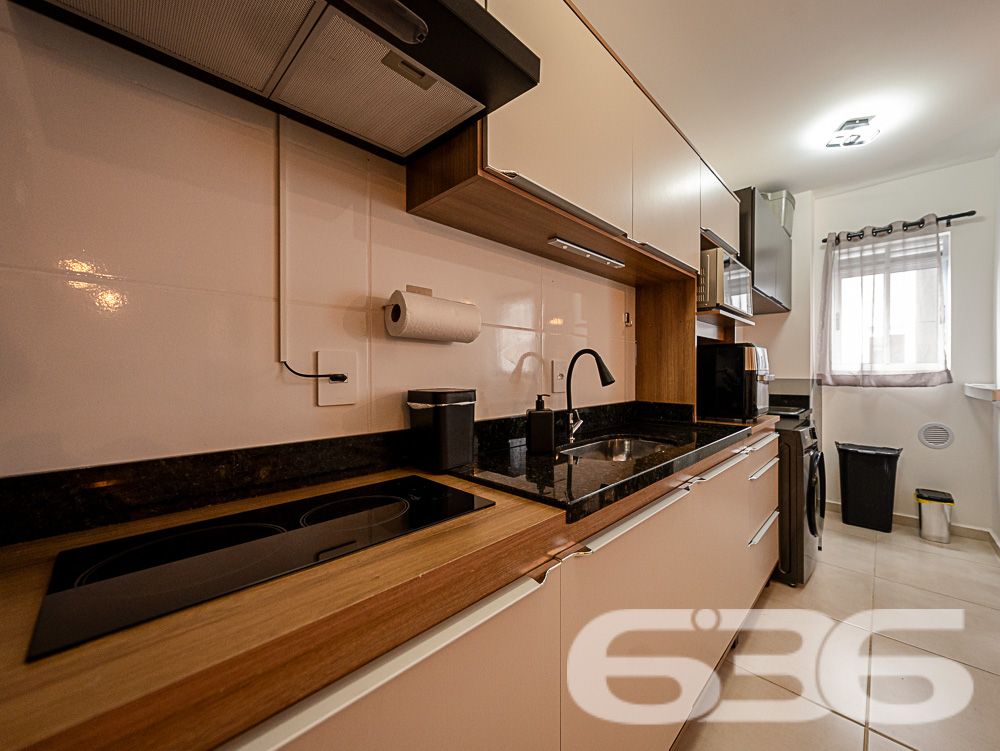 Excelente oportunidade de adquirir um apartamento moderno, situado no desejado bairro Saguaçu, Joinville, SC. Este imóvel é ideal para quem busca conforto, praticidade e uma excelente localização.
Destaques do Imóvel:
Composição: 2 dormitórios, sala de estar e jantar integradas, cozinha planejada, banheiro social, área de serviço e sacada com churrasqueira. A distribuição inteligente dos espaços proporciona um ambiente acolhedor e funcional.
Cozinha Moderna: Cozinha planejada com armários sob medida, integrada com a área de serviço. Ideal para quem valoriza praticidade e estilo.
Sala de Estar: Ampla sala de estar integrada com a sala de jantar, perfeita para momentos de descontração e convívio com a família e amigos. Decoração moderna, com espaço bem aproveitado e iluminação aconchegante.
Dormitórios: Dois dormitórios confortáveis.
Banheiro Social: Banheiro moderno com box de vidro e armário planejado, oferecendo praticidade no dia a dia.
Área de Lazer: O condomínio oferece estrutura de lazer completa com piscina, quiosque, banheiros e churrasqueira, proporcionando momentos de lazer e diversão para toda a família.
Vaga de Garagem: 1 vaga de garagem coberta, oferecendo segurança e comodidade.
Localização Privilegiada: O bairro Saguaçu é conhecido por sua tranquilidade e excelente infraestrutura. Próximo a escolas, supermercados, farmácias e diversas opções de serviços, você terá tudo o que precisa a poucos minutos de casa. A rua é pavimentada e de fácil acesso, facilitando o deslocamento para outras regiões da cidade.
Diferenciais:
Ambientes modernos e bem decorados
Acabamentos de alta qualidade
Projeto arquitetônico que valoriza a funcionalidade e o conforto
Condomínio com estrutura de lazer completa
Não perca a oportunidade de morar em um imóvel que reúne tudo o que você sempre sonhou: localização estratégica, conforto e qualidade de vida. Agende agora mesmo a sua visita e venha se encantar com este apartamento!
636 NEGÓCIOS IMOBILIÁRIOS: A SUA MELHOR ESCOLHA
Com mais de 30 anos de experiência, a 636 Negócios Imobiliários é sua parceira ideal para encontrar o imóvel perfeito. Estamos prontos para ajudá-lo a fazer deste imóvel o seu novo lar.
Telefone: (47) 3451-0636
WhatsApp: (47) 99190-0636
Não perca esta oportunidade única. Visite nosso site para mais informações: i636.com.br