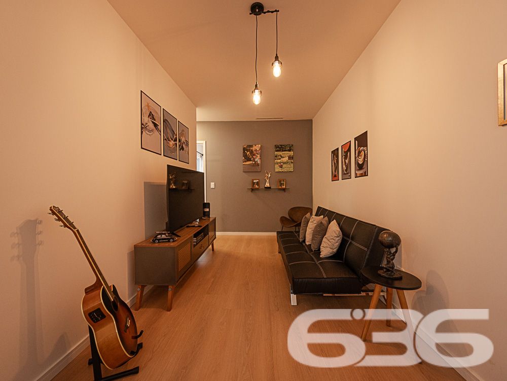 Excelente oportunidade de adquirir um apartamento moderno, situado no desejado bairro Saguaçu, Joinville, SC. Este imóvel é ideal para quem busca conforto, praticidade e uma excelente localização.
Destaques do Imóvel:
Composição: 2 dormitórios, sala de estar e jantar integradas, cozinha planejada, banheiro social, área de serviço e sacada com churrasqueira. A distribuição inteligente dos espaços proporciona um ambiente acolhedor e funcional.
Cozinha Moderna: Cozinha planejada com armários sob medida, integrada com a área de serviço. Ideal para quem valoriza praticidade e estilo.
Sala de Estar: Ampla sala de estar integrada com a sala de jantar, perfeita para momentos de descontração e convívio com a família e amigos. Decoração moderna, com espaço bem aproveitado e iluminação aconchegante.
Dormitórios: Dois dormitórios confortáveis.
Banheiro Social: Banheiro moderno com box de vidro e armário planejado, oferecendo praticidade no dia a dia.
Área de Lazer: O condomínio oferece estrutura de lazer completa com piscina, quiosque, banheiros e churrasqueira, proporcionando momentos de lazer e diversão para toda a família.
Vaga de Garagem: 1 vaga de garagem coberta, oferecendo segurança e comodidade.
Localização Privilegiada: O bairro Saguaçu é conhecido por sua tranquilidade e excelente infraestrutura. Próximo a escolas, supermercados, farmácias e diversas opções de serviços, você terá tudo o que precisa a poucos minutos de casa. A rua é pavimentada e de fácil acesso, facilitando o deslocamento para outras regiões da cidade.
Diferenciais:
Ambientes modernos e bem decorados
Acabamentos de alta qualidade
Projeto arquitetônico que valoriza a funcionalidade e o conforto
Condomínio com estrutura de lazer completa
Não perca a oportunidade de morar em um imóvel que reúne tudo o que você sempre sonhou: localização estratégica, conforto e qualidade de vida. Agende agora mesmo a sua visita e venha se encantar com este apartamento!
636 NEGÓCIOS IMOBILIÁRIOS: A SUA MELHOR ESCOLHA
Com mais de 30 anos de experiência, a 636 Negócios Imobiliários é sua parceira ideal para encontrar o imóvel perfeito. Estamos prontos para ajudá-lo a fazer deste imóvel o seu novo lar.
Telefone: (47) 3451-0636
WhatsApp: (47) 99190-0636
Não perca esta oportunidade única. Visite nosso site para mais informações: i636.com.br