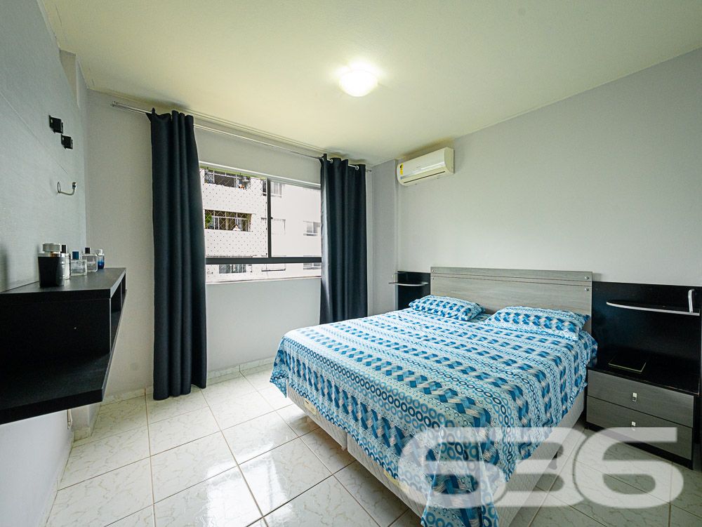 Descubra o Encanto de Viver no Coração de Joinville

Seja bem-vindo ao seu novo lar no bairro Boa Vista, um dos mais cobiçados de Joinville. Com um ambiente familiar e repleto de conveniências, este imóvel excepcional promete um estilo de vida confortável e tranquilo em uma localização privilegiada.

Este imóvel, situado em uma rua pavimentada, oferece uma ampla garagem coberta, três dormitórios com ar condicionado e armários embutidos, incluindo uma sacada com vista privilegiada. O ambiente é ideal para quem busca conforto sem abrir mão da funcionalidade, contando com uma cozinha totalmente equipada, que se estende a uma área de serviço prática e organizada.

A sala de estar e jantar são integradas, criando um espaço aberto e acolhedor, perfeito para reuniões familiares. A decoração harmoniza móveis planejados e um estilo contemporâneo que valoriza a iluminação natural e a ventilação do ambiente.

O condomínio dispõe de quadra de esportes, playground, salão de festas e uma robusta infraestrutura de segurança, incluindo portão eletrônico, interfone, alarme, cerca elétrica, vigilância e monitoramento privado.

Localizado no bairro Boa Vista, este imóvel se destaca pela excelente localização, permitindo fácil acesso às principais vias da cidade e a uma vasta gama de serviços e comércios. A proximidade com escolas, hospitais e centros de compra torna este apartamento uma escolha ideal para quem busca conveniência e qualidade de vida.

Convidamos você a conhecer de perto esse belo apartamento e imaginar seu futuro lar preenchido com alegria e conforto. Entre em contato com a 636 Negócios Imobiliários para mais informações e agende uma visita. Um espaço onde cada detalhe foi pensado para proporcionar bem-estar e praticidade para sua família. Celebre novos começos com estilo, segurança e a certeza de fazer um excelente investimento.
 
636 NEGÓCIOS IMOBILIÁRIOS: A SUA MELHOR ESCOLHA
Com mais de 30 anos de experiência, a 636 Negócios Imobiliários é sua parceira ideal para encontrar o imóvel perfeito. Estamos prontos para ajudá-lo a fazer deste imóvel o seu novo lar.
 
Telefone: (47) 3451-0636
WhatsApp: (47) 99190-0636
 
Não perca esta oportunidade única. Visite nosso site para mais informações: i636.com.br