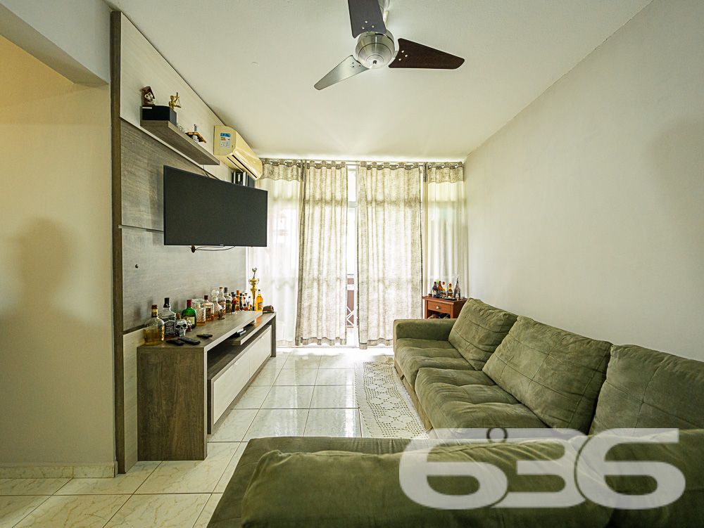 Descubra o Encanto de Viver no Coração de Joinville

Seja bem-vindo ao seu novo lar no bairro Boa Vista, um dos mais cobiçados de Joinville. Com um ambiente familiar e repleto de conveniências, este imóvel excepcional promete um estilo de vida confortável e tranquilo em uma localização privilegiada.

Este imóvel, situado em uma rua pavimentada, oferece uma ampla garagem coberta, três dormitórios com ar condicionado e armários embutidos, incluindo uma sacada com vista privilegiada. O ambiente é ideal para quem busca conforto sem abrir mão da funcionalidade, contando com uma cozinha totalmente equipada, que se estende a uma área de serviço prática e organizada.

A sala de estar e jantar são integradas, criando um espaço aberto e acolhedor, perfeito para reuniões familiares. A decoração harmoniza móveis planejados e um estilo contemporâneo que valoriza a iluminação natural e a ventilação do ambiente.

O condomínio dispõe de quadra de esportes, playground, salão de festas e uma robusta infraestrutura de segurança, incluindo portão eletrônico, interfone, alarme, cerca elétrica, vigilância e monitoramento privado.

Localizado no bairro Boa Vista, este imóvel se destaca pela excelente localização, permitindo fácil acesso às principais vias da cidade e a uma vasta gama de serviços e comércios. A proximidade com escolas, hospitais e centros de compra torna este apartamento uma escolha ideal para quem busca conveniência e qualidade de vida.

Convidamos você a conhecer de perto esse belo apartamento e imaginar seu futuro lar preenchido com alegria e conforto. Entre em contato com a 636 Negócios Imobiliários para mais informações e agende uma visita. Um espaço onde cada detalhe foi pensado para proporcionar bem-estar e praticidade para sua família. Celebre novos começos com estilo, segurança e a certeza de fazer um excelente investimento.
 
636 NEGÓCIOS IMOBILIÁRIOS: A SUA MELHOR ESCOLHA
Com mais de 30 anos de experiência, a 636 Negócios Imobiliários é sua parceira ideal para encontrar o imóvel perfeito. Estamos prontos para ajudá-lo a fazer deste imóvel o seu novo lar.
 
Telefone: (47) 3451-0636
WhatsApp: (47) 99190-0636
 
Não perca esta oportunidade única. Visite nosso site para mais informações: i636.com.br