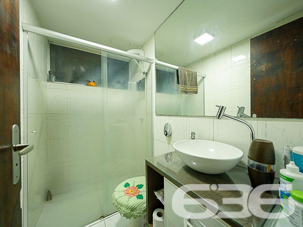 Descubra o Encanto de Viver no Coração de Joinville

Seja bem-vindo ao seu novo lar no bairro Boa Vista, um dos mais cobiçados de Joinville. Com um ambiente familiar e repleto de conveniências, este imóvel excepcional promete um estilo de vida confortável e tranquilo em uma localização privilegiada.

Este imóvel, situado em uma rua pavimentada, oferece uma ampla garagem coberta, três dormitórios com ar condicionado e armários embutidos, incluindo uma sacada com vista privilegiada. O ambiente é ideal para quem busca conforto sem abrir mão da funcionalidade, contando com uma cozinha totalmente equipada, que se estende a uma área de serviço prática e organizada.

A sala de estar e jantar são integradas, criando um espaço aberto e acolhedor, perfeito para reuniões familiares. A decoração harmoniza móveis planejados e um estilo contemporâneo que valoriza a iluminação natural e a ventilação do ambiente.

O condomínio dispõe de quadra de esportes, playground, salão de festas e uma robusta infraestrutura de segurança, incluindo portão eletrônico, interfone, alarme, cerca elétrica, vigilância e monitoramento privado.

Localizado no bairro Boa Vista, este imóvel se destaca pela excelente localização, permitindo fácil acesso às principais vias da cidade e a uma vasta gama de serviços e comércios. A proximidade com escolas, hospitais e centros de compra torna este apartamento uma escolha ideal para quem busca conveniência e qualidade de vida.

Convidamos você a conhecer de perto esse belo apartamento e imaginar seu futuro lar preenchido com alegria e conforto. Entre em contato com a 636 Negócios Imobiliários para mais informações e agende uma visita. Um espaço onde cada detalhe foi pensado para proporcionar bem-estar e praticidade para sua família. Celebre novos começos com estilo, segurança e a certeza de fazer um excelente investimento.
 
636 NEGÓCIOS IMOBILIÁRIOS: A SUA MELHOR ESCOLHA
Com mais de 30 anos de experiência, a 636 Negócios Imobiliários é sua parceira ideal para encontrar o imóvel perfeito. Estamos prontos para ajudá-lo a fazer deste imóvel o seu novo lar.
 
Telefone: (47) 3451-0636
WhatsApp: (47) 99190-0636
 
Não perca esta oportunidade única. Visite nosso site para mais informações: i636.com.br