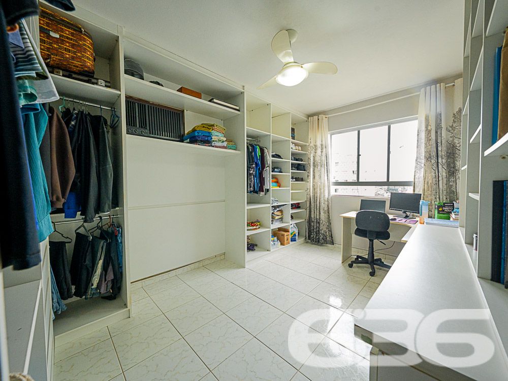 Descubra o Encanto de Viver no Coração de Joinville

Seja bem-vindo ao seu novo lar no bairro Boa Vista, um dos mais cobiçados de Joinville. Com um ambiente familiar e repleto de conveniências, este imóvel excepcional promete um estilo de vida confortável e tranquilo em uma localização privilegiada.

Este imóvel, situado em uma rua pavimentada, oferece uma ampla garagem coberta, três dormitórios com ar condicionado e armários embutidos, incluindo uma sacada com vista privilegiada. O ambiente é ideal para quem busca conforto sem abrir mão da funcionalidade, contando com uma cozinha totalmente equipada, que se estende a uma área de serviço prática e organizada.

A sala de estar e jantar são integradas, criando um espaço aberto e acolhedor, perfeito para reuniões familiares. A decoração harmoniza móveis planejados e um estilo contemporâneo que valoriza a iluminação natural e a ventilação do ambiente.

O condomínio dispõe de quadra de esportes, playground, salão de festas e uma robusta infraestrutura de segurança, incluindo portão eletrônico, interfone, alarme, cerca elétrica, vigilância e monitoramento privado.

Localizado no bairro Boa Vista, este imóvel se destaca pela excelente localização, permitindo fácil acesso às principais vias da cidade e a uma vasta gama de serviços e comércios. A proximidade com escolas, hospitais e centros de compra torna este apartamento uma escolha ideal para quem busca conveniência e qualidade de vida.

Convidamos você a conhecer de perto esse belo apartamento e imaginar seu futuro lar preenchido com alegria e conforto. Entre em contato com a 636 Negócios Imobiliários para mais informações e agende uma visita. Um espaço onde cada detalhe foi pensado para proporcionar bem-estar e praticidade para sua família. Celebre novos começos com estilo, segurança e a certeza de fazer um excelente investimento.
 
636 NEGÓCIOS IMOBILIÁRIOS: A SUA MELHOR ESCOLHA
Com mais de 30 anos de experiência, a 636 Negócios Imobiliários é sua parceira ideal para encontrar o imóvel perfeito. Estamos prontos para ajudá-lo a fazer deste imóvel o seu novo lar.
 
Telefone: (47) 3451-0636
WhatsApp: (47) 99190-0636
 
Não perca esta oportunidade única. Visite nosso site para mais informações: i636.com.br