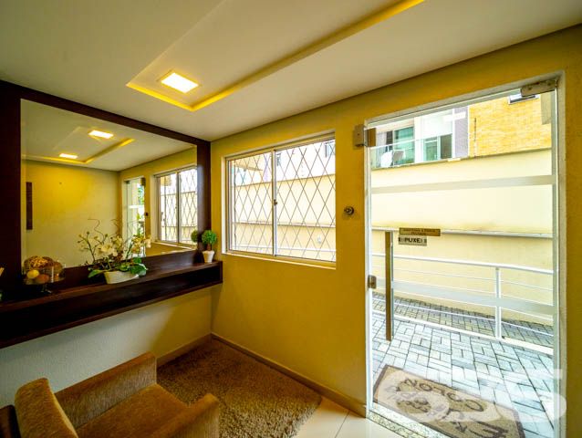 Apartamento no bairro Glória, descubra o equilíbrio perfeito entre conforto e localização no coração de Joinville - ESTUDA PERMUTA
Este encantador apartamento no bairro Glória, com suas características notáveis e infraestrutura completa, é a escolha ideal para quem busca qualidade de vida e praticidade. Com 72,18 m² de área, perfeitamente distribuídos e mobiliados, este imóvel oferece um convite irrecusável para você e sua família. Estuda permuta.
Ao adentrar o apartamento, você será recepcionado por uma sala espaçosa integrada à copa e cozinha, proporcionando um ambiente aberto e acolhedor, ideal para momentos em família ou entre amigos. A cozinha, prática e funcional, vem equipada com móveis planejados de alta qualidade, garantindo beleza e organização. A sala de estar é perfeita para relaxar e desfrutar de seu novo lar.
Este imóvel possui dois dormitórios aconchegantes, cada um com armários embutidos que otimizam o espaço e oferecem conforto e privacidade. A sacada, acessível através de um dos quartos, dispõe de uma churrasqueira ideal para momentos de lazer e confraternização, com vista para a tranquila paisagem do bairro Glória.
Dentre as diversas comodidades, o apartamento inclui uma vaga de garagem, portão eletrônico para sua segurança e facilidade, além de vigilância eletrônica em um bairro seguro e bem localizado, com fácil acesso às principais vias da cidade. A infraestrutura do bairro é completa, incluindo escolas, supermercados, farmácias e restaurantes, tudo para facilitar seu dia a dia.
Em suma, este apartamento não só cumpre todos os requisitos de um lar ideal pela sua localização estratégica e composição detalhada, mas também adiciona uma qualidade de vida inestimável com seu design inteligente e aconchegante. Seja bem-vindo ao seu novo lar no bairro Glória, uma escolha perfeita para quem valoriza conforto, segurança e praticidade. Venha conhecer e se encantar!
636 NEGÓCIOS IMOBILIÁRIOS: A SUA MELHOR ESCOLHA
Com mais de 30 anos de experiência, a 636 Negócios Imobiliários é sua parceira ideal para encontrar o imóvel perfeito. Estamos prontos para ajudá-lo a fazer deste imóvel o seu novo lar.
Telefone: (47) 3451-0636
WhatsApp: (47) 99190-0636
Não perca esta oportunidade única. Visite nosso site para mais informações: i636.com.br