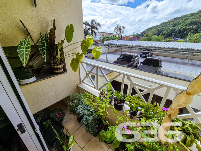 Apartamento no bairro Glória, descubra o equilíbrio perfeito entre conforto e localização no coração de Joinville - ESTUDA PERMUTA
Este encantador apartamento no bairro Glória, com suas características notáveis e infraestrutura completa, é a escolha ideal para quem busca qualidade de vida e praticidade. Com 72,18 m² de área, perfeitamente distribuídos e mobiliados, este imóvel oferece um convite irrecusável para você e sua família. Estuda permuta.
Ao adentrar o apartamento, você será recepcionado por uma sala espaçosa integrada à copa e cozinha, proporcionando um ambiente aberto e acolhedor, ideal para momentos em família ou entre amigos. A cozinha, prática e funcional, vem equipada com móveis planejados de alta qualidade, garantindo beleza e organização. A sala de estar é perfeita para relaxar e desfrutar de seu novo lar.
Este imóvel possui dois dormitórios aconchegantes, cada um com armários embutidos que otimizam o espaço e oferecem conforto e privacidade. A sacada, acessível através de um dos quartos, dispõe de uma churrasqueira ideal para momentos de lazer e confraternização, com vista para a tranquila paisagem do bairro Glória.
Dentre as diversas comodidades, o apartamento inclui uma vaga de garagem, portão eletrônico para sua segurança e facilidade, além de vigilância eletrônica em um bairro seguro e bem localizado, com fácil acesso às principais vias da cidade. A infraestrutura do bairro é completa, incluindo escolas, supermercados, farmácias e restaurantes, tudo para facilitar seu dia a dia.
Em suma, este apartamento não só cumpre todos os requisitos de um lar ideal pela sua localização estratégica e composição detalhada, mas também adiciona uma qualidade de vida inestimável com seu design inteligente e aconchegante. Seja bem-vindo ao seu novo lar no bairro Glória, uma escolha perfeita para quem valoriza conforto, segurança e praticidade. Venha conhecer e se encantar!
636 NEGÓCIOS IMOBILIÁRIOS: A SUA MELHOR ESCOLHA
Com mais de 30 anos de experiência, a 636 Negócios Imobiliários é sua parceira ideal para encontrar o imóvel perfeito. Estamos prontos para ajudá-lo a fazer deste imóvel o seu novo lar.
Telefone: (47) 3451-0636
WhatsApp: (47) 99190-0636
Não perca esta oportunidade única. Visite nosso site para mais informações: i636.com.br