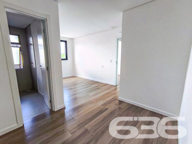 Descubra o equilíbrio perfeito entre conforto, sofisticação e conveniência no coração de Joinville, SC. Este esplêndido apartamento localizado no cobiçado bairro Anita Garibaldi, combina elegância atemporal e modernidade, prometendo ser o lar ideal para quem busca um estilo de vida de alta qualidade.

Com uma área privativa de 92,66 m², este imóvel dispõe de espaços generosamente dimensionados e bem iluminados, destacando-se pela sua composição inteligente que inclui uma suíte espaçosa, um dormitório aconchegante, uma sala de estar e jantar integradas com acesso a uma encantadora sacada com churrasqueira a carvão, oferecendo uma vista deslumbrante e um ambiente perfeito para recepções e momentos relaxantes.

Localizado em uma região estratégica, o imóvel está próximo a vias de acesso principais, shoppings, escolas, hospitais e outros serviços essenciais, garantindo praticidade e agilidade no seu dia a dia. 

Este apartamento não é apenas um lugar para morar, é um investimento em qualidade de vida. Garanta seu espaço neste empreendimento exclusivo e viva a experiência de morar bem, com conforto, segurança e luxo. Contate a 636 Negócios Imobiliários hoje mesmo e faça deste o seu novo lar!
 
636 NEGÓCIOS IMOBILIÁRIOS: A SUA MELHOR ESCOLHA
Com mais de 30 anos de experiência, a 636 Negócios Imobiliários é sua parceira ideal para encontrar o imóvel perfeito. Estamos prontos para ajudá-lo a fazer deste imóvel o seu novo lar.
 
Telefone: (47) 3451-0636
WhatsApp: (47) 99190-0636
 
Não perca esta oportunidade única. Visite nosso site para mais informações: i636.com.br