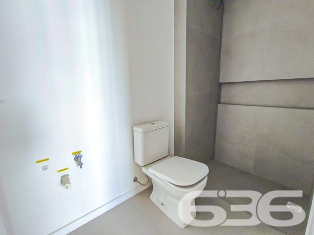 Descubra o equilíbrio perfeito entre conforto, sofisticação e conveniência no coração de Joinville, SC. Este esplêndido apartamento localizado no cobiçado bairro Anita Garibaldi, combina elegância atemporal e modernidade, prometendo ser o lar ideal para quem busca um estilo de vida de alta qualidade.

Com uma área privativa de 92,66 m², este imóvel dispõe de espaços generosamente dimensionados e bem iluminados, destacando-se pela sua composição inteligente que inclui uma suíte espaçosa, um dormitório aconchegante, uma sala de estar e jantar integradas com acesso a uma encantadora sacada com churrasqueira a carvão, oferecendo uma vista deslumbrante e um ambiente perfeito para recepções e momentos relaxantes.

Localizado em uma região estratégica, o imóvel está próximo a vias de acesso principais, shoppings, escolas, hospitais e outros serviços essenciais, garantindo praticidade e agilidade no seu dia a dia. 

Este apartamento não é apenas um lugar para morar, é um investimento em qualidade de vida. Garanta seu espaço neste empreendimento exclusivo e viva a experiência de morar bem, com conforto, segurança e luxo. Contate a 636 Negócios Imobiliários hoje mesmo e faça deste o seu novo lar!
 
636 NEGÓCIOS IMOBILIÁRIOS: A SUA MELHOR ESCOLHA
Com mais de 30 anos de experiência, a 636 Negócios Imobiliários é sua parceira ideal para encontrar o imóvel perfeito. Estamos prontos para ajudá-lo a fazer deste imóvel o seu novo lar.
 
Telefone: (47) 3451-0636
WhatsApp: (47) 99190-0636
 
Não perca esta oportunidade única. Visite nosso site para mais informações: i636.com.br