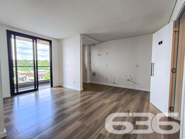 Descubra o equilíbrio perfeito entre conforto, sofisticação e conveniência no coração de Joinville, SC. Este esplêndido apartamento localizado no cobiçado bairro Anita Garibaldi, combina elegância atemporal e modernidade, prometendo ser o lar ideal para quem busca um estilo de vida de alta qualidade.

Com uma área privativa de 92,66 m², este imóvel dispõe de espaços generosamente dimensionados e bem iluminados, destacando-se pela sua composição inteligente que inclui uma suíte espaçosa, um dormitório aconchegante, uma sala de estar e jantar integradas com acesso a uma encantadora sacada com churrasqueira a carvão, oferecendo uma vista deslumbrante e um ambiente perfeito para recepções e momentos relaxantes.

Localizado em uma região estratégica, o imóvel está próximo a vias de acesso principais, shoppings, escolas, hospitais e outros serviços essenciais, garantindo praticidade e agilidade no seu dia a dia. 

Este apartamento não é apenas um lugar para morar, é um investimento em qualidade de vida. Garanta seu espaço neste empreendimento exclusivo e viva a experiência de morar bem, com conforto, segurança e luxo. Contate a 636 Negócios Imobiliários hoje mesmo e faça deste o seu novo lar!
 
636 NEGÓCIOS IMOBILIÁRIOS: A SUA MELHOR ESCOLHA
Com mais de 30 anos de experiência, a 636 Negócios Imobiliários é sua parceira ideal para encontrar o imóvel perfeito. Estamos prontos para ajudá-lo a fazer deste imóvel o seu novo lar.
 
Telefone: (47) 3451-0636
WhatsApp: (47) 99190-0636
 
Não perca esta oportunidade única. Visite nosso site para mais informações: i636.com.br