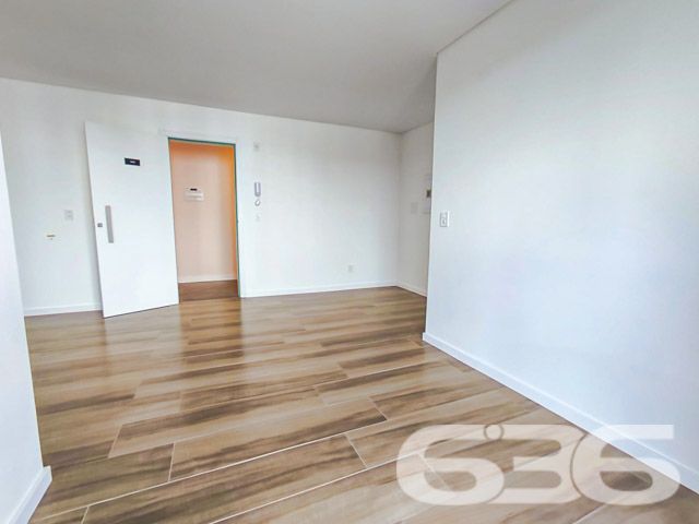 Descubra o equilíbrio perfeito entre conforto, sofisticação e conveniência no coração de Joinville, SC. Este esplêndido apartamento localizado no cobiçado bairro Anita Garibaldi, combina elegância atemporal e modernidade, prometendo ser o lar ideal para quem busca um estilo de vida de alta qualidade.

Com uma área privativa de 92,66 m², este imóvel dispõe de espaços generosamente dimensionados e bem iluminados, destacando-se pela sua composição inteligente que inclui uma suíte espaçosa, um dormitório aconchegante, uma sala de estar e jantar integradas com acesso a uma encantadora sacada com churrasqueira a carvão, oferecendo uma vista deslumbrante e um ambiente perfeito para recepções e momentos relaxantes.

Localizado em uma região estratégica, o imóvel está próximo a vias de acesso principais, shoppings, escolas, hospitais e outros serviços essenciais, garantindo praticidade e agilidade no seu dia a dia. 

Este apartamento não é apenas um lugar para morar, é um investimento em qualidade de vida. Garanta seu espaço neste empreendimento exclusivo e viva a experiência de morar bem, com conforto, segurança e luxo. Contate a 636 Negócios Imobiliários hoje mesmo e faça deste o seu novo lar!
 
636 NEGÓCIOS IMOBILIÁRIOS: A SUA MELHOR ESCOLHA
Com mais de 30 anos de experiência, a 636 Negócios Imobiliários é sua parceira ideal para encontrar o imóvel perfeito. Estamos prontos para ajudá-lo a fazer deste imóvel o seu novo lar.
 
Telefone: (47) 3451-0636
WhatsApp: (47) 99190-0636
 
Não perca esta oportunidade única. Visite nosso site para mais informações: i636.com.br
