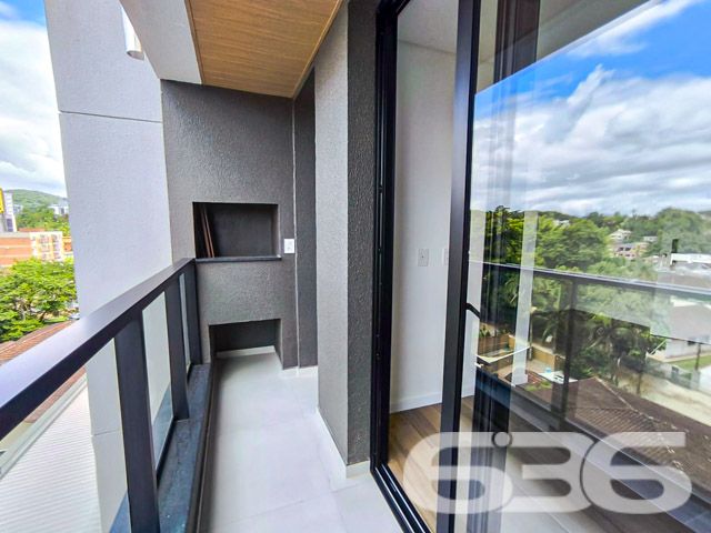 Descubra o equilíbrio perfeito entre conforto, sofisticação e conveniência no coração de Joinville, SC. Este esplêndido apartamento localizado no cobiçado bairro Anita Garibaldi, combina elegância atemporal e modernidade, prometendo ser o lar ideal para quem busca um estilo de vida de alta qualidade.

Com uma área privativa de 92,66 m², este imóvel dispõe de espaços generosamente dimensionados e bem iluminados, destacando-se pela sua composição inteligente que inclui uma suíte espaçosa, um dormitório aconchegante, uma sala de estar e jantar integradas com acesso a uma encantadora sacada com churrasqueira a carvão, oferecendo uma vista deslumbrante e um ambiente perfeito para recepções e momentos relaxantes.

Localizado em uma região estratégica, o imóvel está próximo a vias de acesso principais, shoppings, escolas, hospitais e outros serviços essenciais, garantindo praticidade e agilidade no seu dia a dia. 

Este apartamento não é apenas um lugar para morar, é um investimento em qualidade de vida. Garanta seu espaço neste empreendimento exclusivo e viva a experiência de morar bem, com conforto, segurança e luxo. Contate a 636 Negócios Imobiliários hoje mesmo e faça deste o seu novo lar!
 
636 NEGÓCIOS IMOBILIÁRIOS: A SUA MELHOR ESCOLHA
Com mais de 30 anos de experiência, a 636 Negócios Imobiliários é sua parceira ideal para encontrar o imóvel perfeito. Estamos prontos para ajudá-lo a fazer deste imóvel o seu novo lar.
 
Telefone: (47) 3451-0636
WhatsApp: (47) 99190-0636
 
Não perca esta oportunidade única. Visite nosso site para mais informações: i636.com.br