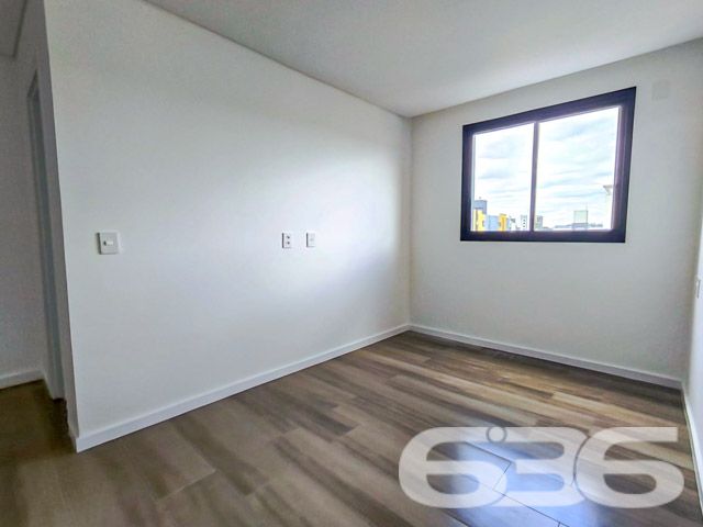 Descubra o equilíbrio perfeito entre conforto, sofisticação e conveniência no coração de Joinville, SC. Este esplêndido apartamento localizado no cobiçado bairro Anita Garibaldi, combina elegância atemporal e modernidade, prometendo ser o lar ideal para quem busca um estilo de vida de alta qualidade.

Com uma área privativa de 92,66 m², este imóvel dispõe de espaços generosamente dimensionados e bem iluminados, destacando-se pela sua composição inteligente que inclui uma suíte espaçosa, um dormitório aconchegante, uma sala de estar e jantar integradas com acesso a uma encantadora sacada com churrasqueira a carvão, oferecendo uma vista deslumbrante e um ambiente perfeito para recepções e momentos relaxantes.

Localizado em uma região estratégica, o imóvel está próximo a vias de acesso principais, shoppings, escolas, hospitais e outros serviços essenciais, garantindo praticidade e agilidade no seu dia a dia. 

Este apartamento não é apenas um lugar para morar, é um investimento em qualidade de vida. Garanta seu espaço neste empreendimento exclusivo e viva a experiência de morar bem, com conforto, segurança e luxo. Contate a 636 Negócios Imobiliários hoje mesmo e faça deste o seu novo lar!
 
636 NEGÓCIOS IMOBILIÁRIOS: A SUA MELHOR ESCOLHA
Com mais de 30 anos de experiência, a 636 Negócios Imobiliários é sua parceira ideal para encontrar o imóvel perfeito. Estamos prontos para ajudá-lo a fazer deste imóvel o seu novo lar.
 
Telefone: (47) 3451-0636
WhatsApp: (47) 99190-0636
 
Não perca esta oportunidade única. Visite nosso site para mais informações: i636.com.br