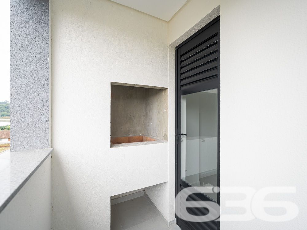 A 636 Negócios Imobiliários orgulhosamente apresenta uma oportunidade única para aqueles que valorizam espaço, conforto e uma localização privilegiada: um esplêndido apartamento no coração de Joinville, bairro Floresta. Este imóvel oferece uma experiência residencial de alta qualidade, projetado para oferecer o máximo de conforto e estilo.
Composição: 1 suíte ampla, 2 banheiros ao total, sala de estar espaçosa integrada com a cozinha moderna, e uma charmosa sacada com churrasqueira.
Garagem: 1 vaga coberta, garantindo segurança e comodidade.
Construção e Acabamento de Alta Qualidade: Piso em porcelanato que oferece um visual clean e sofisticado, amplas janelas que proporcionam excelente iluminação natural e ventilação.
Localização Privilegiada:
Endereço: Floresta, Joinville – SC.
Conveniências: Próximo a escolas, supermercados, bancos, e centros comerciais. Fácil acesso às principais vias da cidade.
Vizinhança: Área tranquila e arborizada, ideal para quem busca tranquilidade sem abrir mão das conveniências urbanas.
Detalhes Adicionais:
Este apartamento é uma verdadeira joia em Joinville, perfeito para quem busca um lar com tranquilidade, segurança e uma vista espetacular. Ideal para famílias ou indivíduos que desejam um espaço que combine estilo de vida moderno com a paz e beleza da natureza.
Convide a luz natural para ser parte do seu dia a dia e transforme este espaço no seu novo lar!
Para mais informações e agendar uma visita, entre em contato conosco. Estamos prontos para ajudá-lo a realizar seu sonho com a excelência e confiança que só a 636 Negócios Imobiliários pode oferecer.
636 NEGÓCIOS IMOBILIÁRIOS: A SUA MELHOR ESCOLHA
Com mais de 30 anos de experiência, a 636 Negócios Imobiliários é sua parceira ideal para encontrar o imóvel perfeito. Estamos prontos para ajudá-lo a fazer deste imóvel o seu novo lar.
Telefone: (47) 3451-0636
WhatsApp: (47) 99190-0636
Não perca esta oportunidade única. Visite nosso site para mais informações: i636.com.br