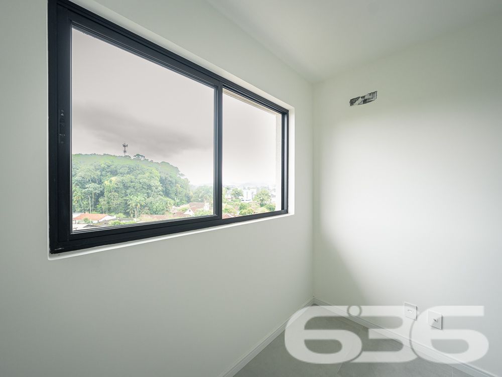 A 636 Negócios Imobiliários orgulhosamente apresenta uma oportunidade única para aqueles que valorizam espaço, conforto e uma localização privilegiada: um esplêndido apartamento no coração de Joinville, bairro Floresta. Este imóvel oferece uma experiência residencial de alta qualidade, projetado para oferecer o máximo de conforto e estilo.
Composição: 1 suíte ampla, 2 banheiros ao total, sala de estar espaçosa integrada com a cozinha moderna, e uma charmosa sacada com churrasqueira.
Garagem: 1 vaga coberta, garantindo segurança e comodidade.
Construção e Acabamento de Alta Qualidade: Piso em porcelanato que oferece um visual clean e sofisticado, amplas janelas que proporcionam excelente iluminação natural e ventilação.
Localização Privilegiada:
Endereço: Floresta, Joinville – SC.
Conveniências: Próximo a escolas, supermercados, bancos, e centros comerciais. Fácil acesso às principais vias da cidade.
Vizinhança: Área tranquila e arborizada, ideal para quem busca tranquilidade sem abrir mão das conveniências urbanas.
Detalhes Adicionais:
Este apartamento é uma verdadeira joia em Joinville, perfeito para quem busca um lar com tranquilidade, segurança e uma vista espetacular. Ideal para famílias ou indivíduos que desejam um espaço que combine estilo de vida moderno com a paz e beleza da natureza.
Convide a luz natural para ser parte do seu dia a dia e transforme este espaço no seu novo lar!
Para mais informações e agendar uma visita, entre em contato conosco. Estamos prontos para ajudá-lo a realizar seu sonho com a excelência e confiança que só a 636 Negócios Imobiliários pode oferecer.
636 NEGÓCIOS IMOBILIÁRIOS: A SUA MELHOR ESCOLHA
Com mais de 30 anos de experiência, a 636 Negócios Imobiliários é sua parceira ideal para encontrar o imóvel perfeito. Estamos prontos para ajudá-lo a fazer deste imóvel o seu novo lar.
Telefone: (47) 3451-0636
WhatsApp: (47) 99190-0636
Não perca esta oportunidade única. Visite nosso site para mais informações: i636.com.br