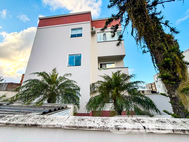 Aconchego, praticidade e um ótimo investimento no Aventureiro!

Apresentamos este excelente apartamento à venda em Joinville/SC, localizado no bairro Aventureiro, em rua pavimentada e com fácil acesso às principais vias da cidade. Um imóvel ideal para quem busca conforto, segurança e excelente aproveitamento de espaço, seja para morar ou investir.

Com área construída de 53,83m², este apartamento se destaca por sua funcionalidade e ambientes bem distribuídos. A planta contempla 2 dormitórios arejados e climatizados, sendo um deles com armários embutidos e painel planejado. A sala de estar é integrada com a cozinha, criando um ambiente prático e acolhedor. A cozinha, por sinal, é um charme à parte, com móveis planejados sob medida, bancada em granito e ótimo aproveitamento do espaço.

A sacada é ampla e funcional, equipada com churrasqueira, ideal para seus momentos de lazer com a família e amigos. O banheiro social é moderno, com box em vidro temperado, bancada em granito e espelho com armário. O imóvel ainda conta com 2 vagas de garagem (1 coberta e 1 descoberta), garantindo comodidade e segurança para sua família.

O condomínio é murado, cercado com grades e equipado com portão eletrônico, cerca elétrica, interfone e sistema de vigilância eletrônica. Permite animais e está próximo a shopping, escolas, transporte público, hospitais e diversos serviços essenciais. A conexão por internet de fibra ótica já está instalada.

Aqui, cada detalhe foi pensado para proporcionar qualidade de vida. Um apartamento pronto para morar, com móveis de cozinha, ar-condicionado e demais itens que facilitam sua mudança.

Não perca essa oportunidade! Agende uma visita com a equipe da 636 Negócios Imobiliários e venha conhecer de perto esse imóvel que reúne praticidade, localização e excelente custo-benefício. Com mais de 30 anos de experiência, oferecemos segurança jurídica e atendimento de excelência em cada etapa do processo.
 
636 NEGÓCIOS IMOBILIÁRIOS: A SUA MELHOR ESCOLHA
Com mais de 30 anos de experiência, a 636 Negócios Imobiliários é sua parceira ideal para encontrar o imóvel perfeito. Estamos prontos para ajudá-lo a fazer deste imóvel o seu novo lar.
 
Telefone: (47) 3451-0636
WhatsApp: (47) 99190-0636
 
Não perca esta oportunidade única. Visite nosso site para mais informações: i636.com.br