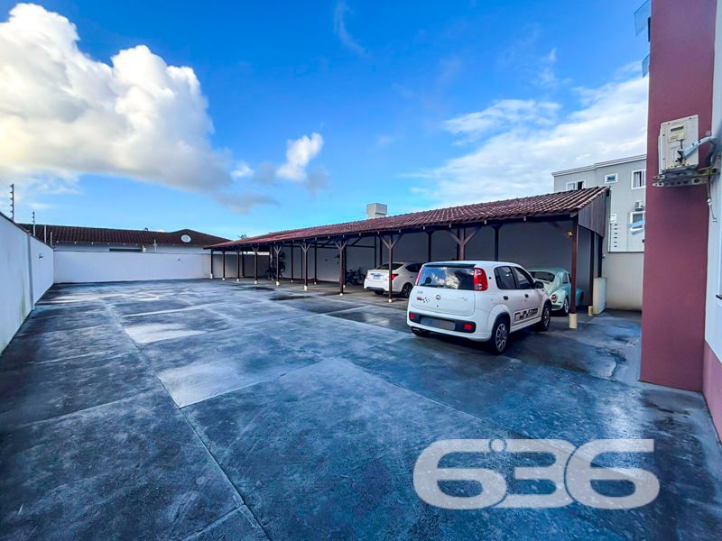 Aconchego, praticidade e um ótimo investimento no Aventureiro!

Apresentamos este excelente apartamento à venda em Joinville/SC, localizado no bairro Aventureiro, em rua pavimentada e com fácil acesso às principais vias da cidade. Um imóvel ideal para quem busca conforto, segurança e excelente aproveitamento de espaço, seja para morar ou investir.

Com área construída de 53,83m², este apartamento se destaca por sua funcionalidade e ambientes bem distribuídos. A planta contempla 2 dormitórios arejados e climatizados, sendo um deles com armários embutidos e painel planejado. A sala de estar é integrada com a cozinha, criando um ambiente prático e acolhedor. A cozinha, por sinal, é um charme à parte, com móveis planejados sob medida, bancada em granito e ótimo aproveitamento do espaço.

A sacada é ampla e funcional, equipada com churrasqueira, ideal para seus momentos de lazer com a família e amigos. O banheiro social é moderno, com box em vidro temperado, bancada em granito e espelho com armário. O imóvel ainda conta com 2 vagas de garagem (1 coberta e 1 descoberta), garantindo comodidade e segurança para sua família.

O condomínio é murado, cercado com grades e equipado com portão eletrônico, cerca elétrica, interfone e sistema de vigilância eletrônica. Permite animais e está próximo a shopping, escolas, transporte público, hospitais e diversos serviços essenciais. A conexão por internet de fibra ótica já está instalada.

Aqui, cada detalhe foi pensado para proporcionar qualidade de vida. Um apartamento pronto para morar, com móveis de cozinha, ar-condicionado e demais itens que facilitam sua mudança.

Não perca essa oportunidade! Agende uma visita com a equipe da 636 Negócios Imobiliários e venha conhecer de perto esse imóvel que reúne praticidade, localização e excelente custo-benefício. Com mais de 30 anos de experiência, oferecemos segurança jurídica e atendimento de excelência em cada etapa do processo.
 
636 NEGÓCIOS IMOBILIÁRIOS: A SUA MELHOR ESCOLHA
Com mais de 30 anos de experiência, a 636 Negócios Imobiliários é sua parceira ideal para encontrar o imóvel perfeito. Estamos prontos para ajudá-lo a fazer deste imóvel o seu novo lar.
 
Telefone: (47) 3451-0636
WhatsApp: (47) 99190-0636
 
Não perca esta oportunidade única. Visite nosso site para mais informações: i636.com.br