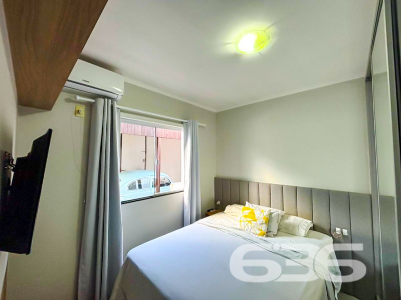 Aconchego, praticidade e um ótimo investimento no Aventureiro!

Apresentamos este excelente apartamento à venda em Joinville/SC, localizado no bairro Aventureiro, em rua pavimentada e com fácil acesso às principais vias da cidade. Um imóvel ideal para quem busca conforto, segurança e excelente aproveitamento de espaço, seja para morar ou investir.

Com área construída de 53,83m², este apartamento se destaca por sua funcionalidade e ambientes bem distribuídos. A planta contempla 2 dormitórios arejados e climatizados, sendo um deles com armários embutidos e painel planejado. A sala de estar é integrada com a cozinha, criando um ambiente prático e acolhedor. A cozinha, por sinal, é um charme à parte, com móveis planejados sob medida, bancada em granito e ótimo aproveitamento do espaço.

A sacada é ampla e funcional, equipada com churrasqueira, ideal para seus momentos de lazer com a família e amigos. O banheiro social é moderno, com box em vidro temperado, bancada em granito e espelho com armário. O imóvel ainda conta com 2 vagas de garagem (1 coberta e 1 descoberta), garantindo comodidade e segurança para sua família.

O condomínio é murado, cercado com grades e equipado com portão eletrônico, cerca elétrica, interfone e sistema de vigilância eletrônica. Permite animais e está próximo a shopping, escolas, transporte público, hospitais e diversos serviços essenciais. A conexão por internet de fibra ótica já está instalada.

Aqui, cada detalhe foi pensado para proporcionar qualidade de vida. Um apartamento pronto para morar, com móveis de cozinha, ar-condicionado e demais itens que facilitam sua mudança.

Não perca essa oportunidade! Agende uma visita com a equipe da 636 Negócios Imobiliários e venha conhecer de perto esse imóvel que reúne praticidade, localização e excelente custo-benefício. Com mais de 30 anos de experiência, oferecemos segurança jurídica e atendimento de excelência em cada etapa do processo.
 
636 NEGÓCIOS IMOBILIÁRIOS: A SUA MELHOR ESCOLHA
Com mais de 30 anos de experiência, a 636 Negócios Imobiliários é sua parceira ideal para encontrar o imóvel perfeito. Estamos prontos para ajudá-lo a fazer deste imóvel o seu novo lar.
 
Telefone: (47) 3451-0636
WhatsApp: (47) 99190-0636
 
Não perca esta oportunidade única. Visite nosso site para mais informações: i636.com.br