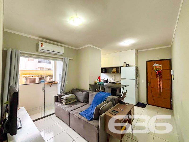 Aconchego, praticidade e um ótimo investimento no Aventureiro!

Apresentamos este excelente apartamento à venda em Joinville/SC, localizado no bairro Aventureiro, em rua pavimentada e com fácil acesso às principais vias da cidade. Um imóvel ideal para quem busca conforto, segurança e excelente aproveitamento de espaço, seja para morar ou investir.

Com área construída de 53,83m², este apartamento se destaca por sua funcionalidade e ambientes bem distribuídos. A planta contempla 2 dormitórios arejados e climatizados, sendo um deles com armários embutidos e painel planejado. A sala de estar é integrada com a cozinha, criando um ambiente prático e acolhedor. A cozinha, por sinal, é um charme à parte, com móveis planejados sob medida, bancada em granito e ótimo aproveitamento do espaço.

A sacada é ampla e funcional, equipada com churrasqueira, ideal para seus momentos de lazer com a família e amigos. O banheiro social é moderno, com box em vidro temperado, bancada em granito e espelho com armário. O imóvel ainda conta com 2 vagas de garagem (1 coberta e 1 descoberta), garantindo comodidade e segurança para sua família.

O condomínio é murado, cercado com grades e equipado com portão eletrônico, cerca elétrica, interfone e sistema de vigilância eletrônica. Permite animais e está próximo a shopping, escolas, transporte público, hospitais e diversos serviços essenciais. A conexão por internet de fibra ótica já está instalada.

Aqui, cada detalhe foi pensado para proporcionar qualidade de vida. Um apartamento pronto para morar, com móveis de cozinha, ar-condicionado e demais itens que facilitam sua mudança.

Não perca essa oportunidade! Agende uma visita com a equipe da 636 Negócios Imobiliários e venha conhecer de perto esse imóvel que reúne praticidade, localização e excelente custo-benefício. Com mais de 30 anos de experiência, oferecemos segurança jurídica e atendimento de excelência em cada etapa do processo.
 
636 NEGÓCIOS IMOBILIÁRIOS: A SUA MELHOR ESCOLHA
Com mais de 30 anos de experiência, a 636 Negócios Imobiliários é sua parceira ideal para encontrar o imóvel perfeito. Estamos prontos para ajudá-lo a fazer deste imóvel o seu novo lar.
 
Telefone: (47) 3451-0636
WhatsApp: (47) 99190-0636
 
Não perca esta oportunidade única. Visite nosso site para mais informações: i636.com.br