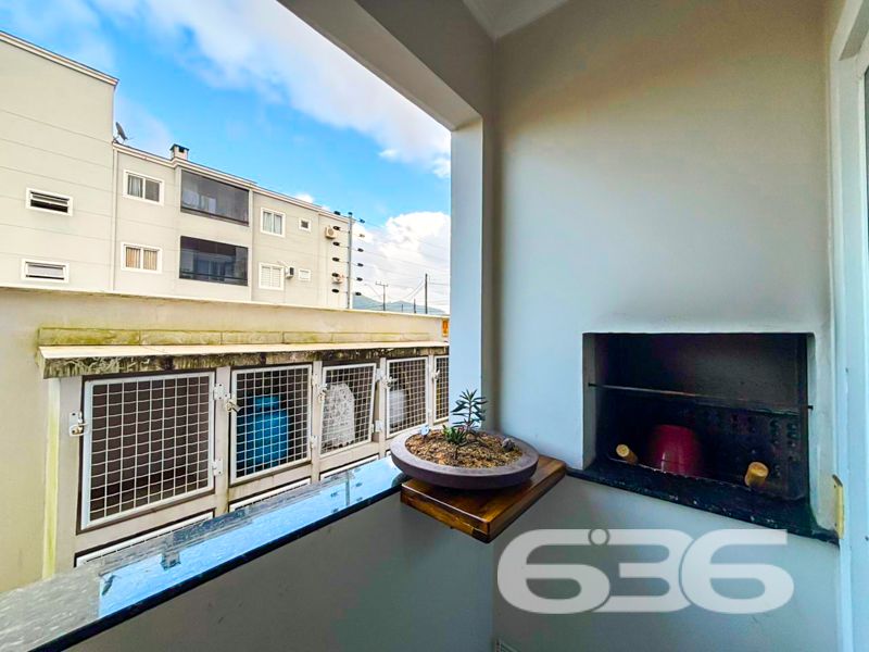 Aconchego, praticidade e um ótimo investimento no Aventureiro!

Apresentamos este excelente apartamento à venda em Joinville/SC, localizado no bairro Aventureiro, em rua pavimentada e com fácil acesso às principais vias da cidade. Um imóvel ideal para quem busca conforto, segurança e excelente aproveitamento de espaço, seja para morar ou investir.

Com área construída de 53,83m², este apartamento se destaca por sua funcionalidade e ambientes bem distribuídos. A planta contempla 2 dormitórios arejados e climatizados, sendo um deles com armários embutidos e painel planejado. A sala de estar é integrada com a cozinha, criando um ambiente prático e acolhedor. A cozinha, por sinal, é um charme à parte, com móveis planejados sob medida, bancada em granito e ótimo aproveitamento do espaço.

A sacada é ampla e funcional, equipada com churrasqueira, ideal para seus momentos de lazer com a família e amigos. O banheiro social é moderno, com box em vidro temperado, bancada em granito e espelho com armário. O imóvel ainda conta com 2 vagas de garagem (1 coberta e 1 descoberta), garantindo comodidade e segurança para sua família.

O condomínio é murado, cercado com grades e equipado com portão eletrônico, cerca elétrica, interfone e sistema de vigilância eletrônica. Permite animais e está próximo a shopping, escolas, transporte público, hospitais e diversos serviços essenciais. A conexão por internet de fibra ótica já está instalada.

Aqui, cada detalhe foi pensado para proporcionar qualidade de vida. Um apartamento pronto para morar, com móveis de cozinha, ar-condicionado e demais itens que facilitam sua mudança.

Não perca essa oportunidade! Agende uma visita com a equipe da 636 Negócios Imobiliários e venha conhecer de perto esse imóvel que reúne praticidade, localização e excelente custo-benefício. Com mais de 30 anos de experiência, oferecemos segurança jurídica e atendimento de excelência em cada etapa do processo.
 
636 NEGÓCIOS IMOBILIÁRIOS: A SUA MELHOR ESCOLHA
Com mais de 30 anos de experiência, a 636 Negócios Imobiliários é sua parceira ideal para encontrar o imóvel perfeito. Estamos prontos para ajudá-lo a fazer deste imóvel o seu novo lar.
 
Telefone: (47) 3451-0636
WhatsApp: (47) 99190-0636
 
Não perca esta oportunidade única. Visite nosso site para mais informações: i636.com.br