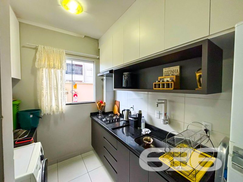 Aconchego, praticidade e um ótimo investimento no Aventureiro!

Apresentamos este excelente apartamento à venda em Joinville/SC, localizado no bairro Aventureiro, em rua pavimentada e com fácil acesso às principais vias da cidade. Um imóvel ideal para quem busca conforto, segurança e excelente aproveitamento de espaço, seja para morar ou investir.

Com área construída de 53,83m², este apartamento se destaca por sua funcionalidade e ambientes bem distribuídos. A planta contempla 2 dormitórios arejados e climatizados, sendo um deles com armários embutidos e painel planejado. A sala de estar é integrada com a cozinha, criando um ambiente prático e acolhedor. A cozinha, por sinal, é um charme à parte, com móveis planejados sob medida, bancada em granito e ótimo aproveitamento do espaço.

A sacada é ampla e funcional, equipada com churrasqueira, ideal para seus momentos de lazer com a família e amigos. O banheiro social é moderno, com box em vidro temperado, bancada em granito e espelho com armário. O imóvel ainda conta com 2 vagas de garagem (1 coberta e 1 descoberta), garantindo comodidade e segurança para sua família.

O condomínio é murado, cercado com grades e equipado com portão eletrônico, cerca elétrica, interfone e sistema de vigilância eletrônica. Permite animais e está próximo a shopping, escolas, transporte público, hospitais e diversos serviços essenciais. A conexão por internet de fibra ótica já está instalada.

Aqui, cada detalhe foi pensado para proporcionar qualidade de vida. Um apartamento pronto para morar, com móveis de cozinha, ar-condicionado e demais itens que facilitam sua mudança.

Não perca essa oportunidade! Agende uma visita com a equipe da 636 Negócios Imobiliários e venha conhecer de perto esse imóvel que reúne praticidade, localização e excelente custo-benefício. Com mais de 30 anos de experiência, oferecemos segurança jurídica e atendimento de excelência em cada etapa do processo.
 
636 NEGÓCIOS IMOBILIÁRIOS: A SUA MELHOR ESCOLHA
Com mais de 30 anos de experiência, a 636 Negócios Imobiliários é sua parceira ideal para encontrar o imóvel perfeito. Estamos prontos para ajudá-lo a fazer deste imóvel o seu novo lar.
 
Telefone: (47) 3451-0636
WhatsApp: (47) 99190-0636
 
Não perca esta oportunidade única. Visite nosso site para mais informações: i636.com.br