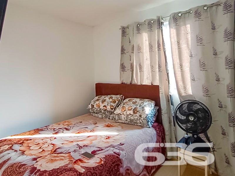 Apartamento à venda no Boehmerwald em Joinville/SC | 2 dormitórios | 49,48 m² privativos | Pronto para morar
Seu novo lar está aqui! Um apartamento moderno, aconchegante e completo, ideal para quem busca segurança, praticidade e um excelente custo-benefício em um dos bairros que mais cresce em Joinville: o Boehmerwald.
Este imóvel é uma excelente oportunidade para quem deseja conquistar o primeiro imóvel ou investir com segurança e retorno. Com 49,48 m² privativos, o apartamento já está pronto para morar, com ambientes bem planejados, arejados e muito iluminados.
A planta contempla 2 dormitórios aconchegantes, uma sala de estar e jantar integradas, cozinha funcional com móveis sob medida, banheiro social, lavanderia e garagem descoberta.
Entre os diferenciais do condomínio, destacam-se:
* Área de festas com churrasqueira
* Piscina para curtir com a família
* Quadra esportiva para atividades ao ar livre
* Playground e jardim
* Portaria com controle de acesso
* Cercado, com cerca elétrica e internet fibra óptica
* Pet friendly e com fácil acesso a transporte público
Localizado em rua pavimentada, o empreendimento está próximo de escolas, shoppings, hospitais e serviços essenciais, facilitando a rotina e valorizando ainda mais o imóvel. A região é tranquila, ideal para famílias, casais ou quem busca viver com qualidade de vida e praticidade.
* Bairro Boehmerwald – Joinville/SC
* Área privativa: 49,48 m²
* 1 vaga de garagem
Quer viver com conforto e segurança em um espaço que é só seu?
Agende agora uma visita com a 636 Negócios Imobiliários e venha conhecer esse excelente apartamento!
636 NEGÓCIOS IMOBILIÁRIOS: A SUA MELHOR ESCOLHA
Com mais de 30 anos de experiência, a 636 Negócios Imobiliários é sua parceira ideal para encontrar o imóvel perfeito. Estamos prontos para ajudá-lo a fazer deste imóvel o seu novo lar.
Telefone: (47) 3451-0636
WhatsApp: (47) 99190-0636
Não perca esta oportunidade única. Visite nosso site para mais informações: i636.com.br