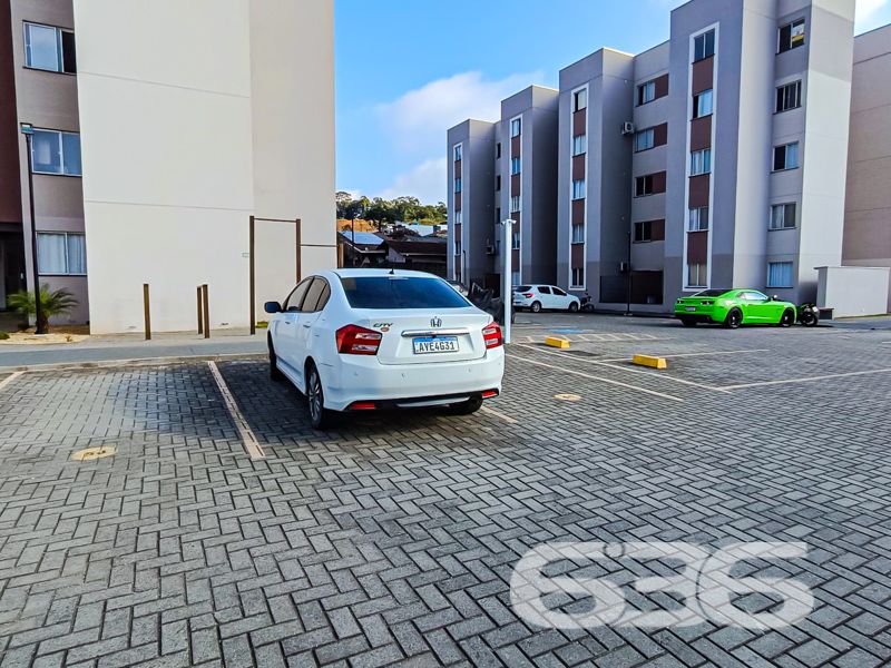 Apartamento à venda no Boehmerwald em Joinville/SC | 2 dormitórios | 49,48 m² privativos | Pronto para morar
Seu novo lar está aqui! Um apartamento moderno, aconchegante e completo, ideal para quem busca segurança, praticidade e um excelente custo-benefício em um dos bairros que mais cresce em Joinville: o Boehmerwald.
Este imóvel é uma excelente oportunidade para quem deseja conquistar o primeiro imóvel ou investir com segurança e retorno. Com 49,48 m² privativos, o apartamento já está pronto para morar, com ambientes bem planejados, arejados e muito iluminados.
A planta contempla 2 dormitórios aconchegantes, uma sala de estar e jantar integradas, cozinha funcional com móveis sob medida, banheiro social, lavanderia e garagem descoberta.
Entre os diferenciais do condomínio, destacam-se:
* Área de festas com churrasqueira
* Piscina para curtir com a família
* Quadra esportiva para atividades ao ar livre
* Playground e jardim
* Portaria com controle de acesso
* Cercado, com cerca elétrica e internet fibra óptica
* Pet friendly e com fácil acesso a transporte público
Localizado em rua pavimentada, o empreendimento está próximo de escolas, shoppings, hospitais e serviços essenciais, facilitando a rotina e valorizando ainda mais o imóvel. A região é tranquila, ideal para famílias, casais ou quem busca viver com qualidade de vida e praticidade.
* Bairro Boehmerwald – Joinville/SC
* Área privativa: 49,48 m²
* 1 vaga de garagem
Quer viver com conforto e segurança em um espaço que é só seu?
Agende agora uma visita com a 636 Negócios Imobiliários e venha conhecer esse excelente apartamento!
636 NEGÓCIOS IMOBILIÁRIOS: A SUA MELHOR ESCOLHA
Com mais de 30 anos de experiência, a 636 Negócios Imobiliários é sua parceira ideal para encontrar o imóvel perfeito. Estamos prontos para ajudá-lo a fazer deste imóvel o seu novo lar.
Telefone: (47) 3451-0636
WhatsApp: (47) 99190-0636
Não perca esta oportunidade única. Visite nosso site para mais informações: i636.com.br
