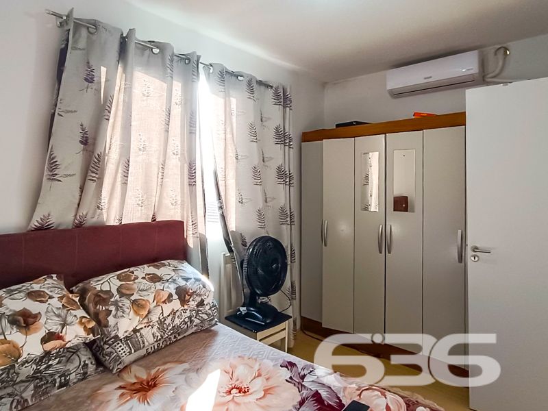 Apartamento à venda no Boehmerwald em Joinville/SC | 2 dormitórios | 49,48 m² privativos | Pronto para morar
Seu novo lar está aqui! Um apartamento moderno, aconchegante e completo, ideal para quem busca segurança, praticidade e um excelente custo-benefício em um dos bairros que mais cresce em Joinville: o Boehmerwald.
Este imóvel é uma excelente oportunidade para quem deseja conquistar o primeiro imóvel ou investir com segurança e retorno. Com 49,48 m² privativos, o apartamento já está pronto para morar, com ambientes bem planejados, arejados e muito iluminados.
A planta contempla 2 dormitórios aconchegantes, uma sala de estar e jantar integradas, cozinha funcional com móveis sob medida, banheiro social, lavanderia e garagem descoberta.
Entre os diferenciais do condomínio, destacam-se:
* Área de festas com churrasqueira
* Piscina para curtir com a família
* Quadra esportiva para atividades ao ar livre
* Playground e jardim
* Portaria com controle de acesso
* Cercado, com cerca elétrica e internet fibra óptica
* Pet friendly e com fácil acesso a transporte público
Localizado em rua pavimentada, o empreendimento está próximo de escolas, shoppings, hospitais e serviços essenciais, facilitando a rotina e valorizando ainda mais o imóvel. A região é tranquila, ideal para famílias, casais ou quem busca viver com qualidade de vida e praticidade.
* Bairro Boehmerwald – Joinville/SC
* Área privativa: 49,48 m²
* 1 vaga de garagem
Quer viver com conforto e segurança em um espaço que é só seu?
Agende agora uma visita com a 636 Negócios Imobiliários e venha conhecer esse excelente apartamento!
636 NEGÓCIOS IMOBILIÁRIOS: A SUA MELHOR ESCOLHA
Com mais de 30 anos de experiência, a 636 Negócios Imobiliários é sua parceira ideal para encontrar o imóvel perfeito. Estamos prontos para ajudá-lo a fazer deste imóvel o seu novo lar.
Telefone: (47) 3451-0636
WhatsApp: (47) 99190-0636
Não perca esta oportunidade única. Visite nosso site para mais informações: i636.com.br