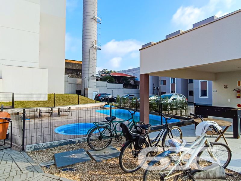 Apartamento à venda no Boehmerwald em Joinville/SC | 2 dormitórios | 49,48 m² privativos | Pronto para morar
Seu novo lar está aqui! Um apartamento moderno, aconchegante e completo, ideal para quem busca segurança, praticidade e um excelente custo-benefício em um dos bairros que mais cresce em Joinville: o Boehmerwald.
Este imóvel é uma excelente oportunidade para quem deseja conquistar o primeiro imóvel ou investir com segurança e retorno. Com 49,48 m² privativos, o apartamento já está pronto para morar, com ambientes bem planejados, arejados e muito iluminados.
A planta contempla 2 dormitórios aconchegantes, uma sala de estar e jantar integradas, cozinha funcional com móveis sob medida, banheiro social, lavanderia e garagem descoberta.
Entre os diferenciais do condomínio, destacam-se:
* Área de festas com churrasqueira
* Piscina para curtir com a família
* Quadra esportiva para atividades ao ar livre
* Playground e jardim
* Portaria com controle de acesso
* Cercado, com cerca elétrica e internet fibra óptica
* Pet friendly e com fácil acesso a transporte público
Localizado em rua pavimentada, o empreendimento está próximo de escolas, shoppings, hospitais e serviços essenciais, facilitando a rotina e valorizando ainda mais o imóvel. A região é tranquila, ideal para famílias, casais ou quem busca viver com qualidade de vida e praticidade.
* Bairro Boehmerwald – Joinville/SC
* Área privativa: 49,48 m²
* 1 vaga de garagem
Quer viver com conforto e segurança em um espaço que é só seu?
Agende agora uma visita com a 636 Negócios Imobiliários e venha conhecer esse excelente apartamento!
636 NEGÓCIOS IMOBILIÁRIOS: A SUA MELHOR ESCOLHA
Com mais de 30 anos de experiência, a 636 Negócios Imobiliários é sua parceira ideal para encontrar o imóvel perfeito. Estamos prontos para ajudá-lo a fazer deste imóvel o seu novo lar.
Telefone: (47) 3451-0636
WhatsApp: (47) 99190-0636
Não perca esta oportunidade única. Visite nosso site para mais informações: i636.com.br