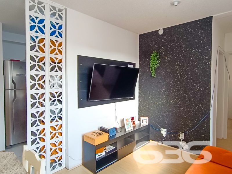 Apartamento à venda no Boehmerwald em Joinville/SC | 2 dormitórios | 49,48 m² privativos | Pronto para morar
Seu novo lar está aqui! Um apartamento moderno, aconchegante e completo, ideal para quem busca segurança, praticidade e um excelente custo-benefício em um dos bairros que mais cresce em Joinville: o Boehmerwald.
Este imóvel é uma excelente oportunidade para quem deseja conquistar o primeiro imóvel ou investir com segurança e retorno. Com 49,48 m² privativos, o apartamento já está pronto para morar, com ambientes bem planejados, arejados e muito iluminados.
A planta contempla 2 dormitórios aconchegantes, uma sala de estar e jantar integradas, cozinha funcional com móveis sob medida, banheiro social, lavanderia e garagem descoberta.
Entre os diferenciais do condomínio, destacam-se:
* Área de festas com churrasqueira
* Piscina para curtir com a família
* Quadra esportiva para atividades ao ar livre
* Playground e jardim
* Portaria com controle de acesso
* Cercado, com cerca elétrica e internet fibra óptica
* Pet friendly e com fácil acesso a transporte público
Localizado em rua pavimentada, o empreendimento está próximo de escolas, shoppings, hospitais e serviços essenciais, facilitando a rotina e valorizando ainda mais o imóvel. A região é tranquila, ideal para famílias, casais ou quem busca viver com qualidade de vida e praticidade.
* Bairro Boehmerwald – Joinville/SC
* Área privativa: 49,48 m²
* 1 vaga de garagem
Quer viver com conforto e segurança em um espaço que é só seu?
Agende agora uma visita com a 636 Negócios Imobiliários e venha conhecer esse excelente apartamento!
636 NEGÓCIOS IMOBILIÁRIOS: A SUA MELHOR ESCOLHA
Com mais de 30 anos de experiência, a 636 Negócios Imobiliários é sua parceira ideal para encontrar o imóvel perfeito. Estamos prontos para ajudá-lo a fazer deste imóvel o seu novo lar.
Telefone: (47) 3451-0636
WhatsApp: (47) 99190-0636
Não perca esta oportunidade única. Visite nosso site para mais informações: i636.com.br