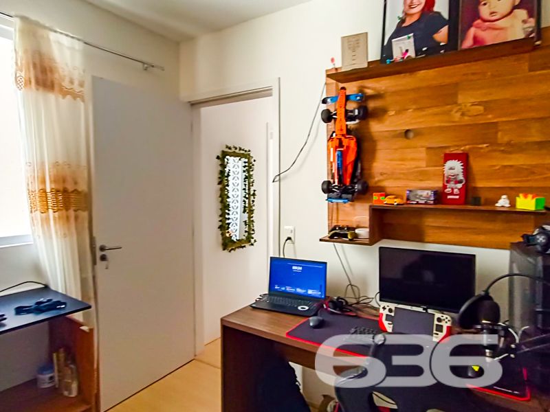 Apartamento à venda no Boehmerwald em Joinville/SC | 2 dormitórios | 49,48 m² privativos | Pronto para morar
Seu novo lar está aqui! Um apartamento moderno, aconchegante e completo, ideal para quem busca segurança, praticidade e um excelente custo-benefício em um dos bairros que mais cresce em Joinville: o Boehmerwald.
Este imóvel é uma excelente oportunidade para quem deseja conquistar o primeiro imóvel ou investir com segurança e retorno. Com 49,48 m² privativos, o apartamento já está pronto para morar, com ambientes bem planejados, arejados e muito iluminados.
A planta contempla 2 dormitórios aconchegantes, uma sala de estar e jantar integradas, cozinha funcional com móveis sob medida, banheiro social, lavanderia e garagem descoberta.
Entre os diferenciais do condomínio, destacam-se:
* Área de festas com churrasqueira
* Piscina para curtir com a família
* Quadra esportiva para atividades ao ar livre
* Playground e jardim
* Portaria com controle de acesso
* Cercado, com cerca elétrica e internet fibra óptica
* Pet friendly e com fácil acesso a transporte público
Localizado em rua pavimentada, o empreendimento está próximo de escolas, shoppings, hospitais e serviços essenciais, facilitando a rotina e valorizando ainda mais o imóvel. A região é tranquila, ideal para famílias, casais ou quem busca viver com qualidade de vida e praticidade.
* Bairro Boehmerwald – Joinville/SC
* Área privativa: 49,48 m²
* 1 vaga de garagem
Quer viver com conforto e segurança em um espaço que é só seu?
Agende agora uma visita com a 636 Negócios Imobiliários e venha conhecer esse excelente apartamento!
636 NEGÓCIOS IMOBILIÁRIOS: A SUA MELHOR ESCOLHA
Com mais de 30 anos de experiência, a 636 Negócios Imobiliários é sua parceira ideal para encontrar o imóvel perfeito. Estamos prontos para ajudá-lo a fazer deste imóvel o seu novo lar.
Telefone: (47) 3451-0636
WhatsApp: (47) 99190-0636
Não perca esta oportunidade única. Visite nosso site para mais informações: i636.com.br