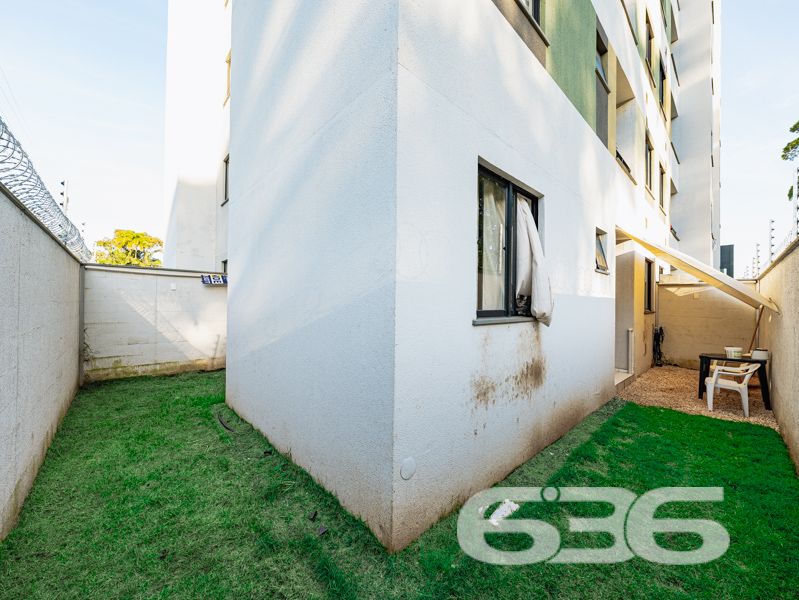 Apartamento com 127m², sendo 82m² de área privativa à venda no Costa e Silva, Joinville/SC — Praticidade, espaço e conforto em um só lugar!

Você procura um imóvel que reúna boa localização, excelente área útil e o conforto de uma casa térrea com o diferencial de um jardim exclusivo? Este apartamento é a escolha perfeita para quem valoriza bem-estar, privacidade e praticidade no dia a dia.

Com 82m² de área privativa, distribuídos em uma planta funcional com 2 dormitórios bem iluminados, banheiro social, sala de estar integrada à copa e cozinha, além de um jardim privativo que proporciona liberdade para pets, espaço de lazer ao ar livre ou até um cantinho verde para relaxar.

A unidade conta com garagem coberta, interfone e está pronta para receber sua mobília — as imagens ilustrativas mostram o imóvel ocupado por inquilino, mas a venda não inclui mobiliário.

O condomínio oferece segurança com monitoramento privado e é pet friendly. A infraestrutura coletiva ainda inclui áreas de lazer para toda a família: piscina, playground, horta comunitária, salão de festas e até pet place.

A localização é um dos grandes diferenciais: rua pavimentada, próximo a transporte público, escolas, comércios e serviços essenciais — tudo o que você precisa a poucos minutos de casa.

Agende sua visita com a 636 Negócios Imobiliários e venha conhecer um imóvel que reúne funcionalidade e qualidade de vida em uma das regiões mais desejadas de Joinville.
 
636 NEGÓCIOS IMOBILIÁRIOS: A SUA MELHOR ESCOLHA
Com mais de 30 anos de experiência, a 636 Negócios Imobiliários é sua parceira ideal para encontrar o imóvel perfeito. Estamos prontos para ajudá-lo a fazer deste imóvel o seu novo lar.
 
Telefone: (47) 3451-0636
WhatsApp: (47) 99190-0636
 
Não perca esta oportunidade única. Visite nosso site para mais informações: i636.com.br