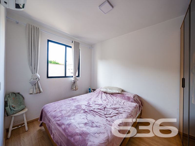 Apartamento com 127m², sendo 82m² de área privativa à venda no Costa e Silva, Joinville/SC — Praticidade, espaço e conforto em um só lugar!

Você procura um imóvel que reúna boa localização, excelente área útil e o conforto de uma casa térrea com o diferencial de um jardim exclusivo? Este apartamento é a escolha perfeita para quem valoriza bem-estar, privacidade e praticidade no dia a dia.

Com 82m² de área privativa, distribuídos em uma planta funcional com 2 dormitórios bem iluminados, banheiro social, sala de estar integrada à copa e cozinha, além de um jardim privativo que proporciona liberdade para pets, espaço de lazer ao ar livre ou até um cantinho verde para relaxar.

A unidade conta com garagem coberta, interfone e está pronta para receber sua mobília — as imagens ilustrativas mostram o imóvel ocupado por inquilino, mas a venda não inclui mobiliário.

O condomínio oferece segurança com monitoramento privado e é pet friendly. A infraestrutura coletiva ainda inclui áreas de lazer para toda a família: piscina, playground, horta comunitária, salão de festas e até pet place.

A localização é um dos grandes diferenciais: rua pavimentada, próximo a transporte público, escolas, comércios e serviços essenciais — tudo o que você precisa a poucos minutos de casa.

Agende sua visita com a 636 Negócios Imobiliários e venha conhecer um imóvel que reúne funcionalidade e qualidade de vida em uma das regiões mais desejadas de Joinville.
 
636 NEGÓCIOS IMOBILIÁRIOS: A SUA MELHOR ESCOLHA
Com mais de 30 anos de experiência, a 636 Negócios Imobiliários é sua parceira ideal para encontrar o imóvel perfeito. Estamos prontos para ajudá-lo a fazer deste imóvel o seu novo lar.
 
Telefone: (47) 3451-0636
WhatsApp: (47) 99190-0636
 
Não perca esta oportunidade única. Visite nosso site para mais informações: i636.com.br