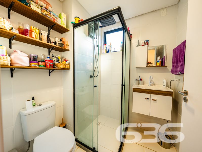 Apartamento com 127m², sendo 82m² de área privativa à venda no Costa e Silva, Joinville/SC — Praticidade, espaço e conforto em um só lugar!

Você procura um imóvel que reúna boa localização, excelente área útil e o conforto de uma casa térrea com o diferencial de um jardim exclusivo? Este apartamento é a escolha perfeita para quem valoriza bem-estar, privacidade e praticidade no dia a dia.

Com 82m² de área privativa, distribuídos em uma planta funcional com 2 dormitórios bem iluminados, banheiro social, sala de estar integrada à copa e cozinha, além de um jardim privativo que proporciona liberdade para pets, espaço de lazer ao ar livre ou até um cantinho verde para relaxar.

A unidade conta com garagem coberta, interfone e está pronta para receber sua mobília — as imagens ilustrativas mostram o imóvel ocupado por inquilino, mas a venda não inclui mobiliário.

O condomínio oferece segurança com monitoramento privado e é pet friendly. A infraestrutura coletiva ainda inclui áreas de lazer para toda a família: piscina, playground, horta comunitária, salão de festas e até pet place.

A localização é um dos grandes diferenciais: rua pavimentada, próximo a transporte público, escolas, comércios e serviços essenciais — tudo o que você precisa a poucos minutos de casa.

Agende sua visita com a 636 Negócios Imobiliários e venha conhecer um imóvel que reúne funcionalidade e qualidade de vida em uma das regiões mais desejadas de Joinville.
 
636 NEGÓCIOS IMOBILIÁRIOS: A SUA MELHOR ESCOLHA
Com mais de 30 anos de experiência, a 636 Negócios Imobiliários é sua parceira ideal para encontrar o imóvel perfeito. Estamos prontos para ajudá-lo a fazer deste imóvel o seu novo lar.
 
Telefone: (47) 3451-0636
WhatsApp: (47) 99190-0636
 
Não perca esta oportunidade única. Visite nosso site para mais informações: i636.com.br
