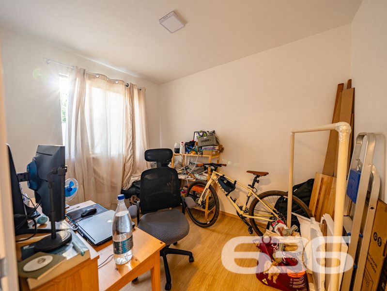 Apartamento com 127m², sendo 82m² de área privativa à venda no Costa e Silva, Joinville/SC — Praticidade, espaço e conforto em um só lugar!

Você procura um imóvel que reúna boa localização, excelente área útil e o conforto de uma casa térrea com o diferencial de um jardim exclusivo? Este apartamento é a escolha perfeita para quem valoriza bem-estar, privacidade e praticidade no dia a dia.

Com 82m² de área privativa, distribuídos em uma planta funcional com 2 dormitórios bem iluminados, banheiro social, sala de estar integrada à copa e cozinha, além de um jardim privativo que proporciona liberdade para pets, espaço de lazer ao ar livre ou até um cantinho verde para relaxar.

A unidade conta com garagem coberta, interfone e está pronta para receber sua mobília — as imagens ilustrativas mostram o imóvel ocupado por inquilino, mas a venda não inclui mobiliário.

O condomínio oferece segurança com monitoramento privado e é pet friendly. A infraestrutura coletiva ainda inclui áreas de lazer para toda a família: piscina, playground, horta comunitária, salão de festas e até pet place.

A localização é um dos grandes diferenciais: rua pavimentada, próximo a transporte público, escolas, comércios e serviços essenciais — tudo o que você precisa a poucos minutos de casa.

Agende sua visita com a 636 Negócios Imobiliários e venha conhecer um imóvel que reúne funcionalidade e qualidade de vida em uma das regiões mais desejadas de Joinville.
 
636 NEGÓCIOS IMOBILIÁRIOS: A SUA MELHOR ESCOLHA
Com mais de 30 anos de experiência, a 636 Negócios Imobiliários é sua parceira ideal para encontrar o imóvel perfeito. Estamos prontos para ajudá-lo a fazer deste imóvel o seu novo lar.
 
Telefone: (47) 3451-0636
WhatsApp: (47) 99190-0636
 
Não perca esta oportunidade única. Visite nosso site para mais informações: i636.com.br