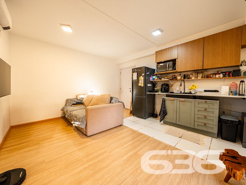 Apartamento com 127m², sendo 82m² de área privativa à venda no Costa e Silva, Joinville/SC — Praticidade, espaço e conforto em um só lugar!

Você procura um imóvel que reúna boa localização, excelente área útil e o conforto de uma casa térrea com o diferencial de um jardim exclusivo? Este apartamento é a escolha perfeita para quem valoriza bem-estar, privacidade e praticidade no dia a dia.

Com 82m² de área privativa, distribuídos em uma planta funcional com 2 dormitórios bem iluminados, banheiro social, sala de estar integrada à copa e cozinha, além de um jardim privativo que proporciona liberdade para pets, espaço de lazer ao ar livre ou até um cantinho verde para relaxar.

A unidade conta com garagem coberta, interfone e está pronta para receber sua mobília — as imagens ilustrativas mostram o imóvel ocupado por inquilino, mas a venda não inclui mobiliário.

O condomínio oferece segurança com monitoramento privado e é pet friendly. A infraestrutura coletiva ainda inclui áreas de lazer para toda a família: piscina, playground, horta comunitária, salão de festas e até pet place.

A localização é um dos grandes diferenciais: rua pavimentada, próximo a transporte público, escolas, comércios e serviços essenciais — tudo o que você precisa a poucos minutos de casa.

Agende sua visita com a 636 Negócios Imobiliários e venha conhecer um imóvel que reúne funcionalidade e qualidade de vida em uma das regiões mais desejadas de Joinville.
 
636 NEGÓCIOS IMOBILIÁRIOS: A SUA MELHOR ESCOLHA
Com mais de 30 anos de experiência, a 636 Negócios Imobiliários é sua parceira ideal para encontrar o imóvel perfeito. Estamos prontos para ajudá-lo a fazer deste imóvel o seu novo lar.
 
Telefone: (47) 3451-0636
WhatsApp: (47) 99190-0636
 
Não perca esta oportunidade única. Visite nosso site para mais informações: i636.com.br