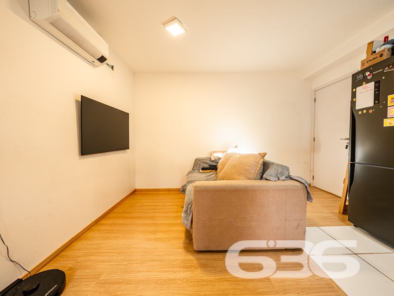 Apartamento com 127m², sendo 82m² de área privativa à venda no Costa e Silva, Joinville/SC — Praticidade, espaço e conforto em um só lugar!

Você procura um imóvel que reúna boa localização, excelente área útil e o conforto de uma casa térrea com o diferencial de um jardim exclusivo? Este apartamento é a escolha perfeita para quem valoriza bem-estar, privacidade e praticidade no dia a dia.

Com 82m² de área privativa, distribuídos em uma planta funcional com 2 dormitórios bem iluminados, banheiro social, sala de estar integrada à copa e cozinha, além de um jardim privativo que proporciona liberdade para pets, espaço de lazer ao ar livre ou até um cantinho verde para relaxar.

A unidade conta com garagem coberta, interfone e está pronta para receber sua mobília — as imagens ilustrativas mostram o imóvel ocupado por inquilino, mas a venda não inclui mobiliário.

O condomínio oferece segurança com monitoramento privado e é pet friendly. A infraestrutura coletiva ainda inclui áreas de lazer para toda a família: piscina, playground, horta comunitária, salão de festas e até pet place.

A localização é um dos grandes diferenciais: rua pavimentada, próximo a transporte público, escolas, comércios e serviços essenciais — tudo o que você precisa a poucos minutos de casa.

Agende sua visita com a 636 Negócios Imobiliários e venha conhecer um imóvel que reúne funcionalidade e qualidade de vida em uma das regiões mais desejadas de Joinville.
 
636 NEGÓCIOS IMOBILIÁRIOS: A SUA MELHOR ESCOLHA
Com mais de 30 anos de experiência, a 636 Negócios Imobiliários é sua parceira ideal para encontrar o imóvel perfeito. Estamos prontos para ajudá-lo a fazer deste imóvel o seu novo lar.
 
Telefone: (47) 3451-0636
WhatsApp: (47) 99190-0636
 
Não perca esta oportunidade única. Visite nosso site para mais informações: i636.com.br