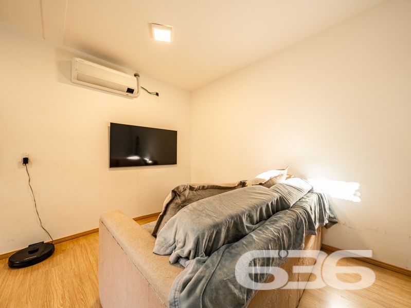 Apartamento com 127m², sendo 82m² de área privativa à venda no Costa e Silva, Joinville/SC — Praticidade, espaço e conforto em um só lugar!

Você procura um imóvel que reúna boa localização, excelente área útil e o conforto de uma casa térrea com o diferencial de um jardim exclusivo? Este apartamento é a escolha perfeita para quem valoriza bem-estar, privacidade e praticidade no dia a dia.

Com 82m² de área privativa, distribuídos em uma planta funcional com 2 dormitórios bem iluminados, banheiro social, sala de estar integrada à copa e cozinha, além de um jardim privativo que proporciona liberdade para pets, espaço de lazer ao ar livre ou até um cantinho verde para relaxar.

A unidade conta com garagem coberta, interfone e está pronta para receber sua mobília — as imagens ilustrativas mostram o imóvel ocupado por inquilino, mas a venda não inclui mobiliário.

O condomínio oferece segurança com monitoramento privado e é pet friendly. A infraestrutura coletiva ainda inclui áreas de lazer para toda a família: piscina, playground, horta comunitária, salão de festas e até pet place.

A localização é um dos grandes diferenciais: rua pavimentada, próximo a transporte público, escolas, comércios e serviços essenciais — tudo o que você precisa a poucos minutos de casa.

Agende sua visita com a 636 Negócios Imobiliários e venha conhecer um imóvel que reúne funcionalidade e qualidade de vida em uma das regiões mais desejadas de Joinville.
 
636 NEGÓCIOS IMOBILIÁRIOS: A SUA MELHOR ESCOLHA
Com mais de 30 anos de experiência, a 636 Negócios Imobiliários é sua parceira ideal para encontrar o imóvel perfeito. Estamos prontos para ajudá-lo a fazer deste imóvel o seu novo lar.
 
Telefone: (47) 3451-0636
WhatsApp: (47) 99190-0636
 
Não perca esta oportunidade única. Visite nosso site para mais informações: i636.com.br