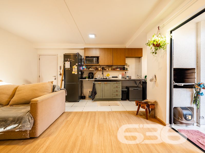 Apartamento com 127m², sendo 82m² de área privativa à venda no Costa e Silva, Joinville/SC — Praticidade, espaço e conforto em um só lugar!

Você procura um imóvel que reúna boa localização, excelente área útil e o conforto de uma casa térrea com o diferencial de um jardim exclusivo? Este apartamento é a escolha perfeita para quem valoriza bem-estar, privacidade e praticidade no dia a dia.

Com 82m² de área privativa, distribuídos em uma planta funcional com 2 dormitórios bem iluminados, banheiro social, sala de estar integrada à copa e cozinha, além de um jardim privativo que proporciona liberdade para pets, espaço de lazer ao ar livre ou até um cantinho verde para relaxar.

A unidade conta com garagem coberta, interfone e está pronta para receber sua mobília — as imagens ilustrativas mostram o imóvel ocupado por inquilino, mas a venda não inclui mobiliário.

O condomínio oferece segurança com monitoramento privado e é pet friendly. A infraestrutura coletiva ainda inclui áreas de lazer para toda a família: piscina, playground, horta comunitária, salão de festas e até pet place.

A localização é um dos grandes diferenciais: rua pavimentada, próximo a transporte público, escolas, comércios e serviços essenciais — tudo o que você precisa a poucos minutos de casa.

Agende sua visita com a 636 Negócios Imobiliários e venha conhecer um imóvel que reúne funcionalidade e qualidade de vida em uma das regiões mais desejadas de Joinville.
 
636 NEGÓCIOS IMOBILIÁRIOS: A SUA MELHOR ESCOLHA
Com mais de 30 anos de experiência, a 636 Negócios Imobiliários é sua parceira ideal para encontrar o imóvel perfeito. Estamos prontos para ajudá-lo a fazer deste imóvel o seu novo lar.
 
Telefone: (47) 3451-0636
WhatsApp: (47) 99190-0636
 
Não perca esta oportunidade única. Visite nosso site para mais informações: i636.com.br