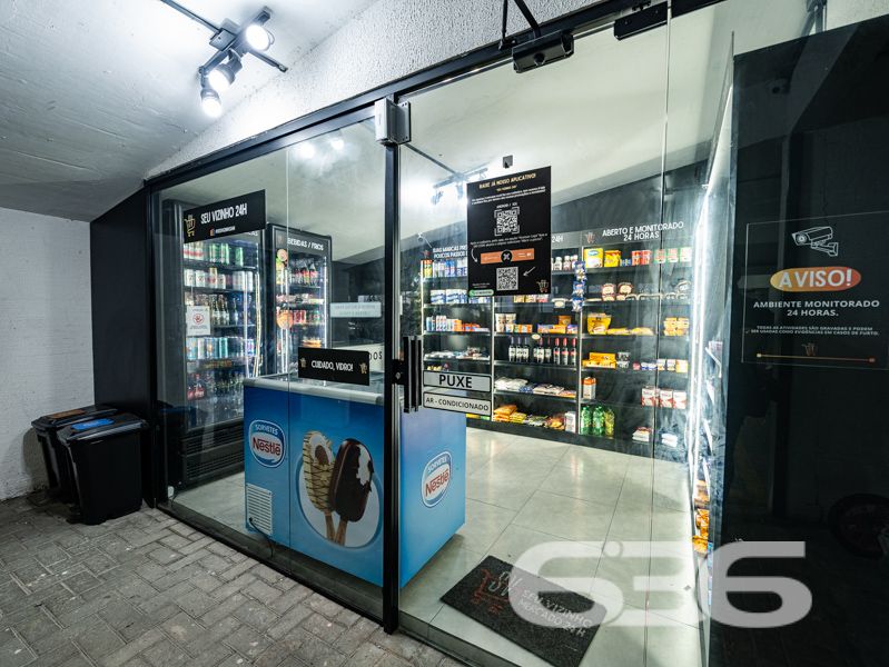 Apartamento com 127m², sendo 82m² de área privativa à venda no Costa e Silva, Joinville/SC — Praticidade, espaço e conforto em um só lugar!

Você procura um imóvel que reúna boa localização, excelente área útil e o conforto de uma casa térrea com o diferencial de um jardim exclusivo? Este apartamento é a escolha perfeita para quem valoriza bem-estar, privacidade e praticidade no dia a dia.

Com 82m² de área privativa, distribuídos em uma planta funcional com 2 dormitórios bem iluminados, banheiro social, sala de estar integrada à copa e cozinha, além de um jardim privativo que proporciona liberdade para pets, espaço de lazer ao ar livre ou até um cantinho verde para relaxar.

A unidade conta com garagem coberta, interfone e está pronta para receber sua mobília — as imagens ilustrativas mostram o imóvel ocupado por inquilino, mas a venda não inclui mobiliário.

O condomínio oferece segurança com monitoramento privado e é pet friendly. A infraestrutura coletiva ainda inclui áreas de lazer para toda a família: piscina, playground, horta comunitária, salão de festas e até pet place.

A localização é um dos grandes diferenciais: rua pavimentada, próximo a transporte público, escolas, comércios e serviços essenciais — tudo o que você precisa a poucos minutos de casa.

Agende sua visita com a 636 Negócios Imobiliários e venha conhecer um imóvel que reúne funcionalidade e qualidade de vida em uma das regiões mais desejadas de Joinville.
 
636 NEGÓCIOS IMOBILIÁRIOS: A SUA MELHOR ESCOLHA
Com mais de 30 anos de experiência, a 636 Negócios Imobiliários é sua parceira ideal para encontrar o imóvel perfeito. Estamos prontos para ajudá-lo a fazer deste imóvel o seu novo lar.
 
Telefone: (47) 3451-0636
WhatsApp: (47) 99190-0636
 
Não perca esta oportunidade única. Visite nosso site para mais informações: i636.com.br