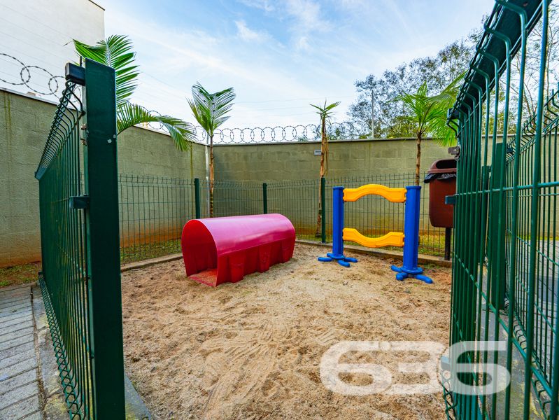 Apartamento com 127m², sendo 82m² de área privativa à venda no Costa e Silva, Joinville/SC — Praticidade, espaço e conforto em um só lugar!

Você procura um imóvel que reúna boa localização, excelente área útil e o conforto de uma casa térrea com o diferencial de um jardim exclusivo? Este apartamento é a escolha perfeita para quem valoriza bem-estar, privacidade e praticidade no dia a dia.

Com 82m² de área privativa, distribuídos em uma planta funcional com 2 dormitórios bem iluminados, banheiro social, sala de estar integrada à copa e cozinha, além de um jardim privativo que proporciona liberdade para pets, espaço de lazer ao ar livre ou até um cantinho verde para relaxar.

A unidade conta com garagem coberta, interfone e está pronta para receber sua mobília — as imagens ilustrativas mostram o imóvel ocupado por inquilino, mas a venda não inclui mobiliário.

O condomínio oferece segurança com monitoramento privado e é pet friendly. A infraestrutura coletiva ainda inclui áreas de lazer para toda a família: piscina, playground, horta comunitária, salão de festas e até pet place.

A localização é um dos grandes diferenciais: rua pavimentada, próximo a transporte público, escolas, comércios e serviços essenciais — tudo o que você precisa a poucos minutos de casa.

Agende sua visita com a 636 Negócios Imobiliários e venha conhecer um imóvel que reúne funcionalidade e qualidade de vida em uma das regiões mais desejadas de Joinville.
 
636 NEGÓCIOS IMOBILIÁRIOS: A SUA MELHOR ESCOLHA
Com mais de 30 anos de experiência, a 636 Negócios Imobiliários é sua parceira ideal para encontrar o imóvel perfeito. Estamos prontos para ajudá-lo a fazer deste imóvel o seu novo lar.
 
Telefone: (47) 3451-0636
WhatsApp: (47) 99190-0636
 
Não perca esta oportunidade única. Visite nosso site para mais informações: i636.com.br