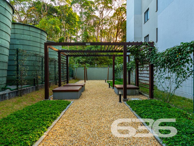 Apartamento com 127m², sendo 82m² de área privativa à venda no Costa e Silva, Joinville/SC — Praticidade, espaço e conforto em um só lugar!

Você procura um imóvel que reúna boa localização, excelente área útil e o conforto de uma casa térrea com o diferencial de um jardim exclusivo? Este apartamento é a escolha perfeita para quem valoriza bem-estar, privacidade e praticidade no dia a dia.

Com 82m² de área privativa, distribuídos em uma planta funcional com 2 dormitórios bem iluminados, banheiro social, sala de estar integrada à copa e cozinha, além de um jardim privativo que proporciona liberdade para pets, espaço de lazer ao ar livre ou até um cantinho verde para relaxar.

A unidade conta com garagem coberta, interfone e está pronta para receber sua mobília — as imagens ilustrativas mostram o imóvel ocupado por inquilino, mas a venda não inclui mobiliário.

O condomínio oferece segurança com monitoramento privado e é pet friendly. A infraestrutura coletiva ainda inclui áreas de lazer para toda a família: piscina, playground, horta comunitária, salão de festas e até pet place.

A localização é um dos grandes diferenciais: rua pavimentada, próximo a transporte público, escolas, comércios e serviços essenciais — tudo o que você precisa a poucos minutos de casa.

Agende sua visita com a 636 Negócios Imobiliários e venha conhecer um imóvel que reúne funcionalidade e qualidade de vida em uma das regiões mais desejadas de Joinville.
 
636 NEGÓCIOS IMOBILIÁRIOS: A SUA MELHOR ESCOLHA
Com mais de 30 anos de experiência, a 636 Negócios Imobiliários é sua parceira ideal para encontrar o imóvel perfeito. Estamos prontos para ajudá-lo a fazer deste imóvel o seu novo lar.
 
Telefone: (47) 3451-0636
WhatsApp: (47) 99190-0636
 
Não perca esta oportunidade única. Visite nosso site para mais informações: i636.com.br