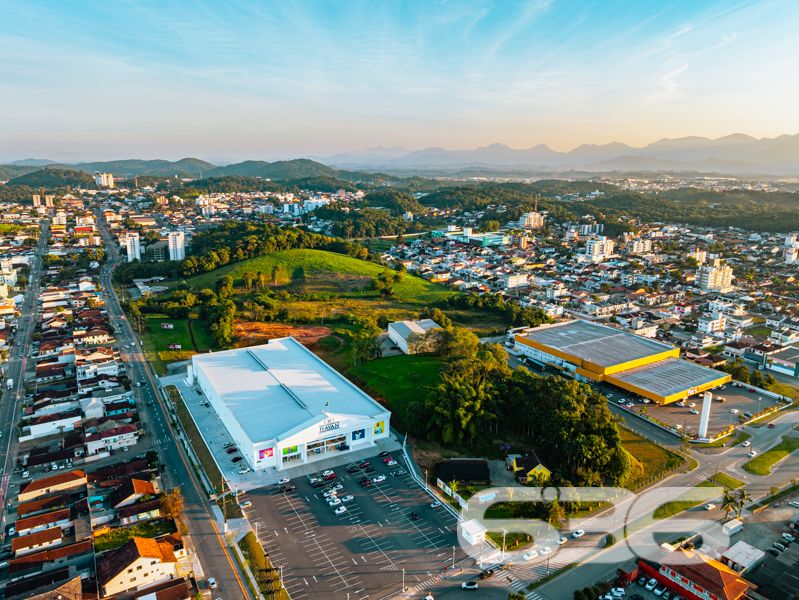 Apartamento com 127m², sendo 82m² de área privativa à venda no Costa e Silva, Joinville/SC — Praticidade, espaço e conforto em um só lugar!

Você procura um imóvel que reúna boa localização, excelente área útil e o conforto de uma casa térrea com o diferencial de um jardim exclusivo? Este apartamento é a escolha perfeita para quem valoriza bem-estar, privacidade e praticidade no dia a dia.

Com 82m² de área privativa, distribuídos em uma planta funcional com 2 dormitórios bem iluminados, banheiro social, sala de estar integrada à copa e cozinha, além de um jardim privativo que proporciona liberdade para pets, espaço de lazer ao ar livre ou até um cantinho verde para relaxar.

A unidade conta com garagem coberta, interfone e está pronta para receber sua mobília — as imagens ilustrativas mostram o imóvel ocupado por inquilino, mas a venda não inclui mobiliário.

O condomínio oferece segurança com monitoramento privado e é pet friendly. A infraestrutura coletiva ainda inclui áreas de lazer para toda a família: piscina, playground, horta comunitária, salão de festas e até pet place.

A localização é um dos grandes diferenciais: rua pavimentada, próximo a transporte público, escolas, comércios e serviços essenciais — tudo o que você precisa a poucos minutos de casa.

Agende sua visita com a 636 Negócios Imobiliários e venha conhecer um imóvel que reúne funcionalidade e qualidade de vida em uma das regiões mais desejadas de Joinville.
 
636 NEGÓCIOS IMOBILIÁRIOS: A SUA MELHOR ESCOLHA
Com mais de 30 anos de experiência, a 636 Negócios Imobiliários é sua parceira ideal para encontrar o imóvel perfeito. Estamos prontos para ajudá-lo a fazer deste imóvel o seu novo lar.
 
Telefone: (47) 3451-0636
WhatsApp: (47) 99190-0636
 
Não perca esta oportunidade única. Visite nosso site para mais informações: i636.com.br