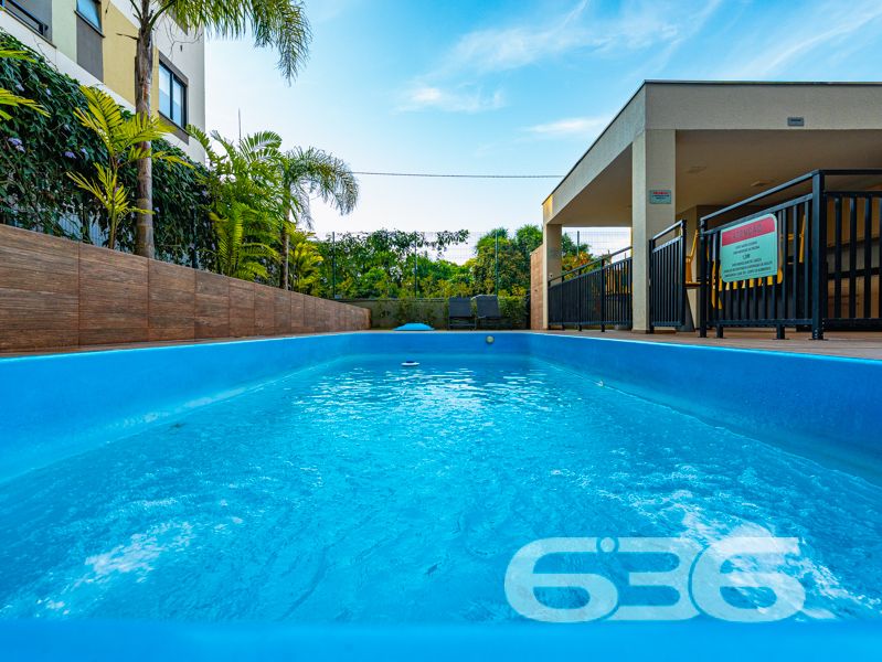 Apartamento com 127m², sendo 82m² de área privativa à venda no Costa e Silva, Joinville/SC — Praticidade, espaço e conforto em um só lugar!

Você procura um imóvel que reúna boa localização, excelente área útil e o conforto de uma casa térrea com o diferencial de um jardim exclusivo? Este apartamento é a escolha perfeita para quem valoriza bem-estar, privacidade e praticidade no dia a dia.

Com 82m² de área privativa, distribuídos em uma planta funcional com 2 dormitórios bem iluminados, banheiro social, sala de estar integrada à copa e cozinha, além de um jardim privativo que proporciona liberdade para pets, espaço de lazer ao ar livre ou até um cantinho verde para relaxar.

A unidade conta com garagem coberta, interfone e está pronta para receber sua mobília — as imagens ilustrativas mostram o imóvel ocupado por inquilino, mas a venda não inclui mobiliário.

O condomínio oferece segurança com monitoramento privado e é pet friendly. A infraestrutura coletiva ainda inclui áreas de lazer para toda a família: piscina, playground, horta comunitária, salão de festas e até pet place.

A localização é um dos grandes diferenciais: rua pavimentada, próximo a transporte público, escolas, comércios e serviços essenciais — tudo o que você precisa a poucos minutos de casa.

Agende sua visita com a 636 Negócios Imobiliários e venha conhecer um imóvel que reúne funcionalidade e qualidade de vida em uma das regiões mais desejadas de Joinville.
 
636 NEGÓCIOS IMOBILIÁRIOS: A SUA MELHOR ESCOLHA
Com mais de 30 anos de experiência, a 636 Negócios Imobiliários é sua parceira ideal para encontrar o imóvel perfeito. Estamos prontos para ajudá-lo a fazer deste imóvel o seu novo lar.
 
Telefone: (47) 3451-0636
WhatsApp: (47) 99190-0636
 
Não perca esta oportunidade única. Visite nosso site para mais informações: i636.com.br