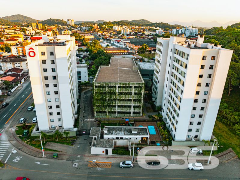 Apartamento com 127m², sendo 82m² de área privativa à venda no Costa e Silva, Joinville/SC — Praticidade, espaço e conforto em um só lugar!

Você procura um imóvel que reúna boa localização, excelente área útil e o conforto de uma casa térrea com o diferencial de um jardim exclusivo? Este apartamento é a escolha perfeita para quem valoriza bem-estar, privacidade e praticidade no dia a dia.

Com 82m² de área privativa, distribuídos em uma planta funcional com 2 dormitórios bem iluminados, banheiro social, sala de estar integrada à copa e cozinha, além de um jardim privativo que proporciona liberdade para pets, espaço de lazer ao ar livre ou até um cantinho verde para relaxar.

A unidade conta com garagem coberta, interfone e está pronta para receber sua mobília — as imagens ilustrativas mostram o imóvel ocupado por inquilino, mas a venda não inclui mobiliário.

O condomínio oferece segurança com monitoramento privado e é pet friendly. A infraestrutura coletiva ainda inclui áreas de lazer para toda a família: piscina, playground, horta comunitária, salão de festas e até pet place.

A localização é um dos grandes diferenciais: rua pavimentada, próximo a transporte público, escolas, comércios e serviços essenciais — tudo o que você precisa a poucos minutos de casa.

Agende sua visita com a 636 Negócios Imobiliários e venha conhecer um imóvel que reúne funcionalidade e qualidade de vida em uma das regiões mais desejadas de Joinville.
 
636 NEGÓCIOS IMOBILIÁRIOS: A SUA MELHOR ESCOLHA
Com mais de 30 anos de experiência, a 636 Negócios Imobiliários é sua parceira ideal para encontrar o imóvel perfeito. Estamos prontos para ajudá-lo a fazer deste imóvel o seu novo lar.
 
Telefone: (47) 3451-0636
WhatsApp: (47) 99190-0636
 
Não perca esta oportunidade única. Visite nosso site para mais informações: i636.com.br