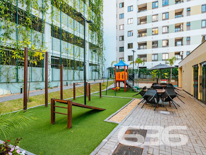 Apartamento com 127m², sendo 82m² de área privativa à venda no Costa e Silva, Joinville/SC — Praticidade, espaço e conforto em um só lugar!

Você procura um imóvel que reúna boa localização, excelente área útil e o conforto de uma casa térrea com o diferencial de um jardim exclusivo? Este apartamento é a escolha perfeita para quem valoriza bem-estar, privacidade e praticidade no dia a dia.

Com 82m² de área privativa, distribuídos em uma planta funcional com 2 dormitórios bem iluminados, banheiro social, sala de estar integrada à copa e cozinha, além de um jardim privativo que proporciona liberdade para pets, espaço de lazer ao ar livre ou até um cantinho verde para relaxar.

A unidade conta com garagem coberta, interfone e está pronta para receber sua mobília — as imagens ilustrativas mostram o imóvel ocupado por inquilino, mas a venda não inclui mobiliário.

O condomínio oferece segurança com monitoramento privado e é pet friendly. A infraestrutura coletiva ainda inclui áreas de lazer para toda a família: piscina, playground, horta comunitária, salão de festas e até pet place.

A localização é um dos grandes diferenciais: rua pavimentada, próximo a transporte público, escolas, comércios e serviços essenciais — tudo o que você precisa a poucos minutos de casa.

Agende sua visita com a 636 Negócios Imobiliários e venha conhecer um imóvel que reúne funcionalidade e qualidade de vida em uma das regiões mais desejadas de Joinville.
 
636 NEGÓCIOS IMOBILIÁRIOS: A SUA MELHOR ESCOLHA
Com mais de 30 anos de experiência, a 636 Negócios Imobiliários é sua parceira ideal para encontrar o imóvel perfeito. Estamos prontos para ajudá-lo a fazer deste imóvel o seu novo lar.
 
Telefone: (47) 3451-0636
WhatsApp: (47) 99190-0636
 
Não perca esta oportunidade única. Visite nosso site para mais informações: i636.com.br