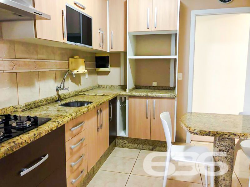 Seu novo lar no coração do Glória! Espaço, conforto e localização privilegiada em Joinville/SC

Se você busca um apartamento espaçoso, moderno e com excelente localização, esta é a sua oportunidade! Com 112,86m² de área averbada, este imóvel localizado no tradicional bairro Glória foi cuidadosamente reformado e atualizado para oferecer mais conforto, praticidade e funcionalidade.

O apartamento conta com 2 dormitórios, sendo uma suíte climatizada com ar-condicionado split e cama com colchão já inclusos. O segundo quarto também é climatizado e hoje funciona como um elegante home office, com bancada, armários planejados e roteador próprio — ideal para quem trabalha em home office ou precisa de um espaço de estudos.

A sala de estar e jantar é ampla, bem iluminada, e já conta com ar-condicionado e painel para TV. A sacada é integrada, oferecendo mais luz natural e ventilação para o ambiente.

A cozinha planejada é um dos destaques do imóvel: equipada com fogão cooktop, coifa, filtro de água e armários sob medida, além de uma charmosa bancada em granito para refeições rápidas. A lavanderia também está mobiliada e separada por porta, mantendo o ambiente funcional e organizado.

Os banheiros foram modernizados, com bancadas em mármore travertino, cubas sobrepostas, box em vidro e nichos embutidos. Detalhes que fazem toda a diferença!

Além disso, o imóvel conta com vaga de garagem coberta, portão eletrônico, interfone, móveis embutidos, dois roteadores Wi-Fi, fiação elétrica nova e climatização em todos os ambientes. A estrutura do condomínio conta com vigilância eletrônica e área de festas.

Localizado em rua pavimentada, com acesso rápido ao centro e às principais vias da cidade, o apartamento está próximo a escolas, transporte público, hospitais, mercados e demais serviços essenciais.

Agende agora mesmo sua visita com a 636 Negócios Imobiliários. São mais de 30 anos de tradição, segurança jurídica e excelência na mediação imobiliária. Aqui, você encontra mais do que imóveis — encontra confiança.
 
636 NEGÓCIOS IMOBILIÁRIOS: A SUA MELHOR ESCOLHA
Com mais de 30 anos de experiência, a 636 Negócios Imobiliários é sua parceira ideal para encontrar o imóvel perfeito. Estamos prontos para ajudá-lo a fazer deste imóvel o seu novo lar.
 
Telefone: (47) 3451-0636
WhatsApp: (47) 99190-0636
 
Não perca esta oportunidade única. Visite nosso site para mais informações: i636.com.br