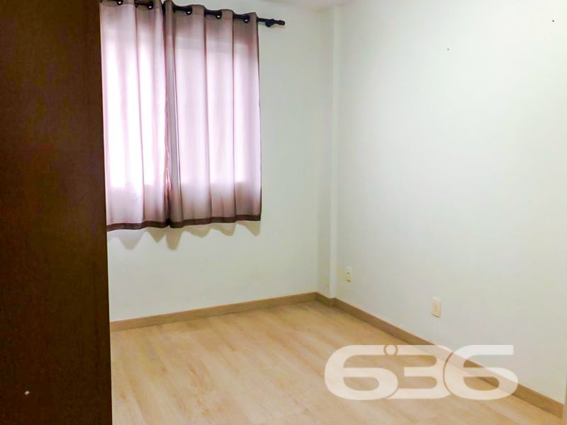 Seu novo lar no coração do Glória! Espaço, conforto e localização privilegiada em Joinville/SC

Se você busca um apartamento espaçoso, moderno e com excelente localização, esta é a sua oportunidade! Com 112,86m² de área averbada, este imóvel localizado no tradicional bairro Glória foi cuidadosamente reformado e atualizado para oferecer mais conforto, praticidade e funcionalidade.

O apartamento conta com 2 dormitórios, sendo uma suíte climatizada com ar-condicionado split e cama com colchão já inclusos. O segundo quarto também é climatizado e hoje funciona como um elegante home office, com bancada, armários planejados e roteador próprio — ideal para quem trabalha em home office ou precisa de um espaço de estudos.

A sala de estar e jantar é ampla, bem iluminada, e já conta com ar-condicionado e painel para TV. A sacada é integrada, oferecendo mais luz natural e ventilação para o ambiente.

A cozinha planejada é um dos destaques do imóvel: equipada com fogão cooktop, coifa, filtro de água e armários sob medida, além de uma charmosa bancada em granito para refeições rápidas. A lavanderia também está mobiliada e separada por porta, mantendo o ambiente funcional e organizado.

Os banheiros foram modernizados, com bancadas em mármore travertino, cubas sobrepostas, box em vidro e nichos embutidos. Detalhes que fazem toda a diferença!

Além disso, o imóvel conta com vaga de garagem coberta, portão eletrônico, interfone, móveis embutidos, dois roteadores Wi-Fi, fiação elétrica nova e climatização em todos os ambientes. A estrutura do condomínio conta com vigilância eletrônica e área de festas.

Localizado em rua pavimentada, com acesso rápido ao centro e às principais vias da cidade, o apartamento está próximo a escolas, transporte público, hospitais, mercados e demais serviços essenciais.

Agende agora mesmo sua visita com a 636 Negócios Imobiliários. São mais de 30 anos de tradição, segurança jurídica e excelência na mediação imobiliária. Aqui, você encontra mais do que imóveis — encontra confiança.
 
636 NEGÓCIOS IMOBILIÁRIOS: A SUA MELHOR ESCOLHA
Com mais de 30 anos de experiência, a 636 Negócios Imobiliários é sua parceira ideal para encontrar o imóvel perfeito. Estamos prontos para ajudá-lo a fazer deste imóvel o seu novo lar.
 
Telefone: (47) 3451-0636
WhatsApp: (47) 99190-0636
 
Não perca esta oportunidade única. Visite nosso site para mais informações: i636.com.br