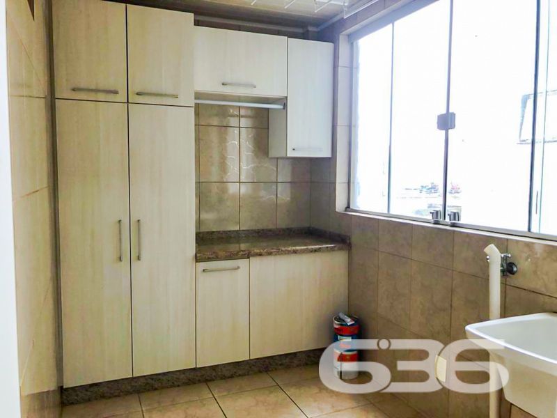 Seu novo lar no coração do Glória! Espaço, conforto e localização privilegiada em Joinville/SC

Se você busca um apartamento espaçoso, moderno e com excelente localização, esta é a sua oportunidade! Com 112,86m² de área averbada, este imóvel localizado no tradicional bairro Glória foi cuidadosamente reformado e atualizado para oferecer mais conforto, praticidade e funcionalidade.

O apartamento conta com 2 dormitórios, sendo uma suíte climatizada com ar-condicionado split e cama com colchão já inclusos. O segundo quarto também é climatizado e hoje funciona como um elegante home office, com bancada, armários planejados e roteador próprio — ideal para quem trabalha em home office ou precisa de um espaço de estudos.

A sala de estar e jantar é ampla, bem iluminada, e já conta com ar-condicionado e painel para TV. A sacada é integrada, oferecendo mais luz natural e ventilação para o ambiente.

A cozinha planejada é um dos destaques do imóvel: equipada com fogão cooktop, coifa, filtro de água e armários sob medida, além de uma charmosa bancada em granito para refeições rápidas. A lavanderia também está mobiliada e separada por porta, mantendo o ambiente funcional e organizado.

Os banheiros foram modernizados, com bancadas em mármore travertino, cubas sobrepostas, box em vidro e nichos embutidos. Detalhes que fazem toda a diferença!

Além disso, o imóvel conta com vaga de garagem coberta, portão eletrônico, interfone, móveis embutidos, dois roteadores Wi-Fi, fiação elétrica nova e climatização em todos os ambientes. A estrutura do condomínio conta com vigilância eletrônica e área de festas.

Localizado em rua pavimentada, com acesso rápido ao centro e às principais vias da cidade, o apartamento está próximo a escolas, transporte público, hospitais, mercados e demais serviços essenciais.

Agende agora mesmo sua visita com a 636 Negócios Imobiliários. São mais de 30 anos de tradição, segurança jurídica e excelência na mediação imobiliária. Aqui, você encontra mais do que imóveis — encontra confiança.
 
636 NEGÓCIOS IMOBILIÁRIOS: A SUA MELHOR ESCOLHA
Com mais de 30 anos de experiência, a 636 Negócios Imobiliários é sua parceira ideal para encontrar o imóvel perfeito. Estamos prontos para ajudá-lo a fazer deste imóvel o seu novo lar.
 
Telefone: (47) 3451-0636
WhatsApp: (47) 99190-0636
 
Não perca esta oportunidade única. Visite nosso site para mais informações: i636.com.br