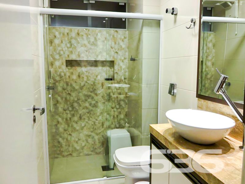 Seu novo lar no coração do Glória! Espaço, conforto e localização privilegiada em Joinville/SC

Se você busca um apartamento espaçoso, moderno e com excelente localização, esta é a sua oportunidade! Com 112,86m² de área averbada, este imóvel localizado no tradicional bairro Glória foi cuidadosamente reformado e atualizado para oferecer mais conforto, praticidade e funcionalidade.

O apartamento conta com 2 dormitórios, sendo uma suíte climatizada com ar-condicionado split e cama com colchão já inclusos. O segundo quarto também é climatizado e hoje funciona como um elegante home office, com bancada, armários planejados e roteador próprio — ideal para quem trabalha em home office ou precisa de um espaço de estudos.

A sala de estar e jantar é ampla, bem iluminada, e já conta com ar-condicionado e painel para TV. A sacada é integrada, oferecendo mais luz natural e ventilação para o ambiente.

A cozinha planejada é um dos destaques do imóvel: equipada com fogão cooktop, coifa, filtro de água e armários sob medida, além de uma charmosa bancada em granito para refeições rápidas. A lavanderia também está mobiliada e separada por porta, mantendo o ambiente funcional e organizado.

Os banheiros foram modernizados, com bancadas em mármore travertino, cubas sobrepostas, box em vidro e nichos embutidos. Detalhes que fazem toda a diferença!

Além disso, o imóvel conta com vaga de garagem coberta, portão eletrônico, interfone, móveis embutidos, dois roteadores Wi-Fi, fiação elétrica nova e climatização em todos os ambientes. A estrutura do condomínio conta com vigilância eletrônica e área de festas.

Localizado em rua pavimentada, com acesso rápido ao centro e às principais vias da cidade, o apartamento está próximo a escolas, transporte público, hospitais, mercados e demais serviços essenciais.

Agende agora mesmo sua visita com a 636 Negócios Imobiliários. São mais de 30 anos de tradição, segurança jurídica e excelência na mediação imobiliária. Aqui, você encontra mais do que imóveis — encontra confiança.
 
636 NEGÓCIOS IMOBILIÁRIOS: A SUA MELHOR ESCOLHA
Com mais de 30 anos de experiência, a 636 Negócios Imobiliários é sua parceira ideal para encontrar o imóvel perfeito. Estamos prontos para ajudá-lo a fazer deste imóvel o seu novo lar.
 
Telefone: (47) 3451-0636
WhatsApp: (47) 99190-0636
 
Não perca esta oportunidade única. Visite nosso site para mais informações: i636.com.br