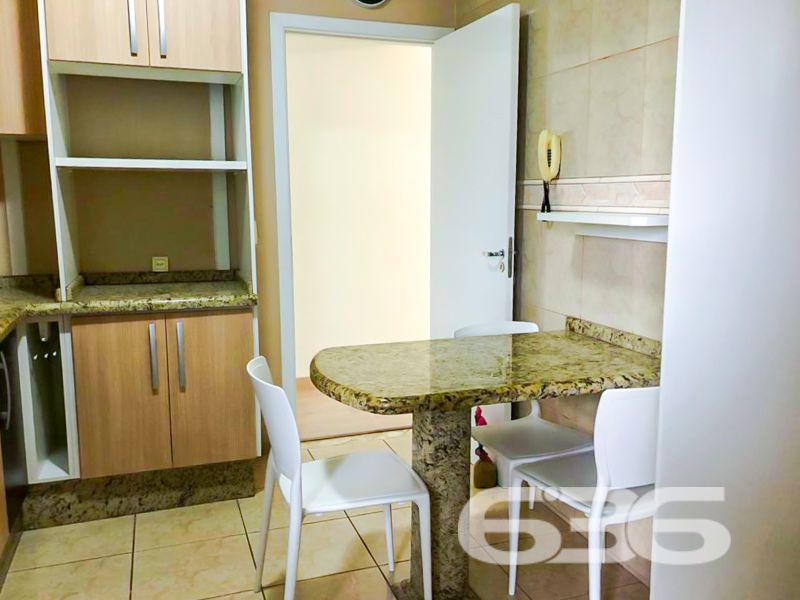 Seu novo lar no coração do Glória! Espaço, conforto e localização privilegiada em Joinville/SC

Se você busca um apartamento espaçoso, moderno e com excelente localização, esta é a sua oportunidade! Com 112,86m² de área averbada, este imóvel localizado no tradicional bairro Glória foi cuidadosamente reformado e atualizado para oferecer mais conforto, praticidade e funcionalidade.

O apartamento conta com 2 dormitórios, sendo uma suíte climatizada com ar-condicionado split e cama com colchão já inclusos. O segundo quarto também é climatizado e hoje funciona como um elegante home office, com bancada, armários planejados e roteador próprio — ideal para quem trabalha em home office ou precisa de um espaço de estudos.

A sala de estar e jantar é ampla, bem iluminada, e já conta com ar-condicionado e painel para TV. A sacada é integrada, oferecendo mais luz natural e ventilação para o ambiente.

A cozinha planejada é um dos destaques do imóvel: equipada com fogão cooktop, coifa, filtro de água e armários sob medida, além de uma charmosa bancada em granito para refeições rápidas. A lavanderia também está mobiliada e separada por porta, mantendo o ambiente funcional e organizado.

Os banheiros foram modernizados, com bancadas em mármore travertino, cubas sobrepostas, box em vidro e nichos embutidos. Detalhes que fazem toda a diferença!

Além disso, o imóvel conta com vaga de garagem coberta, portão eletrônico, interfone, móveis embutidos, dois roteadores Wi-Fi, fiação elétrica nova e climatização em todos os ambientes. A estrutura do condomínio conta com vigilância eletrônica e área de festas.

Localizado em rua pavimentada, com acesso rápido ao centro e às principais vias da cidade, o apartamento está próximo a escolas, transporte público, hospitais, mercados e demais serviços essenciais.

Agende agora mesmo sua visita com a 636 Negócios Imobiliários. São mais de 30 anos de tradição, segurança jurídica e excelência na mediação imobiliária. Aqui, você encontra mais do que imóveis — encontra confiança.
 
636 NEGÓCIOS IMOBILIÁRIOS: A SUA MELHOR ESCOLHA
Com mais de 30 anos de experiência, a 636 Negócios Imobiliários é sua parceira ideal para encontrar o imóvel perfeito. Estamos prontos para ajudá-lo a fazer deste imóvel o seu novo lar.
 
Telefone: (47) 3451-0636
WhatsApp: (47) 99190-0636
 
Não perca esta oportunidade única. Visite nosso site para mais informações: i636.com.br